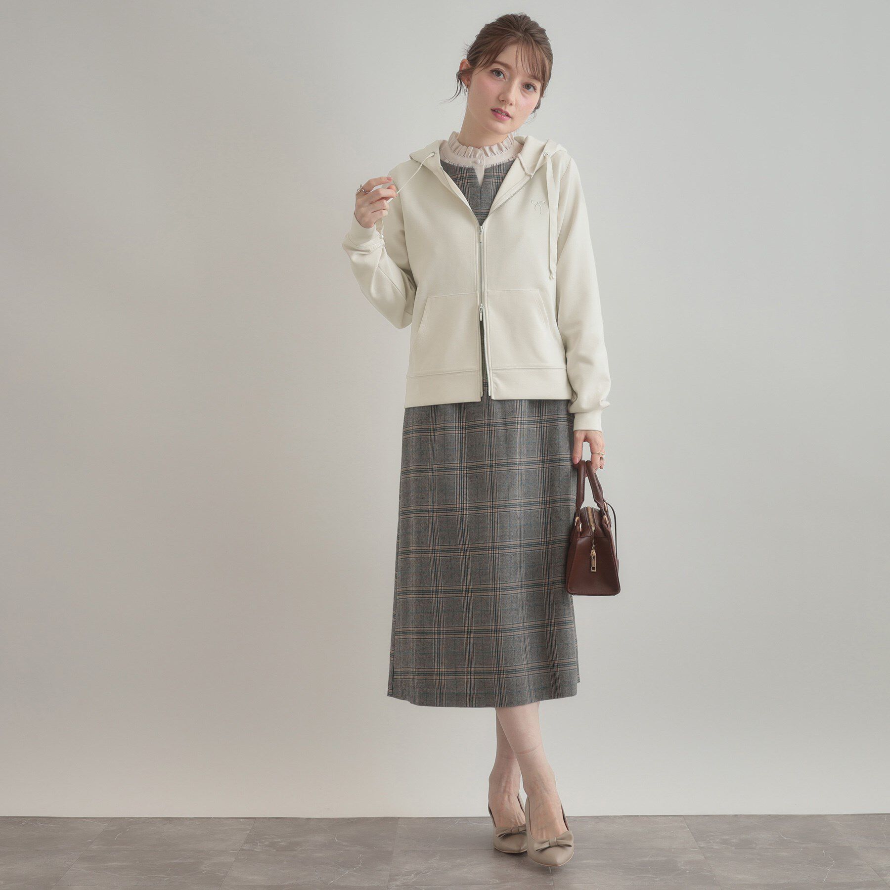 Couture broach「【マシンウォッシャブル・UVケア・大人可愛い】リボン刺繍ダンボールZIPフーディ」|パーカー|