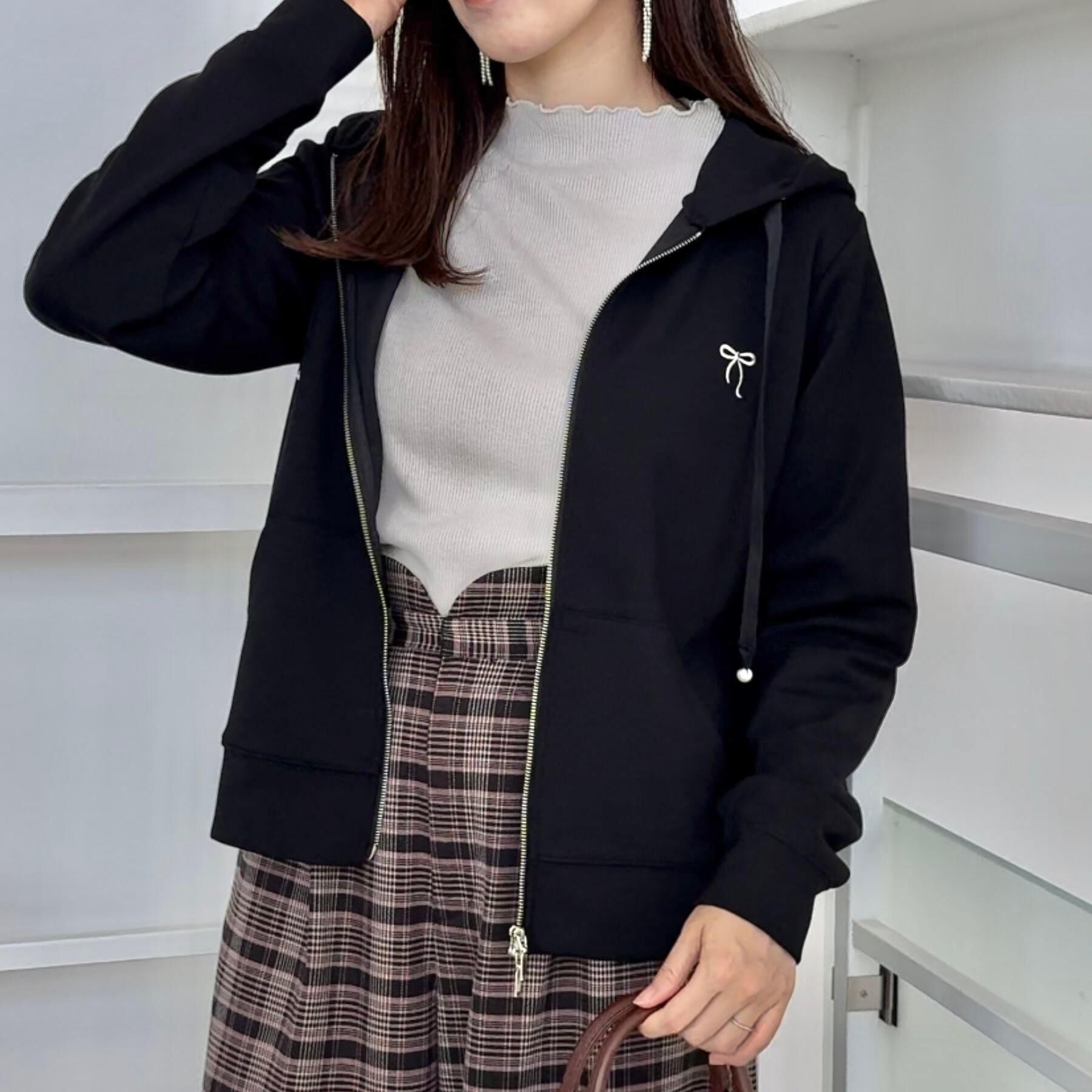 Couture broach「【マシンウォッシャブル・UVケア・大人可愛い】リボン刺繍ダンボールZIPフーディ」|パーカー|