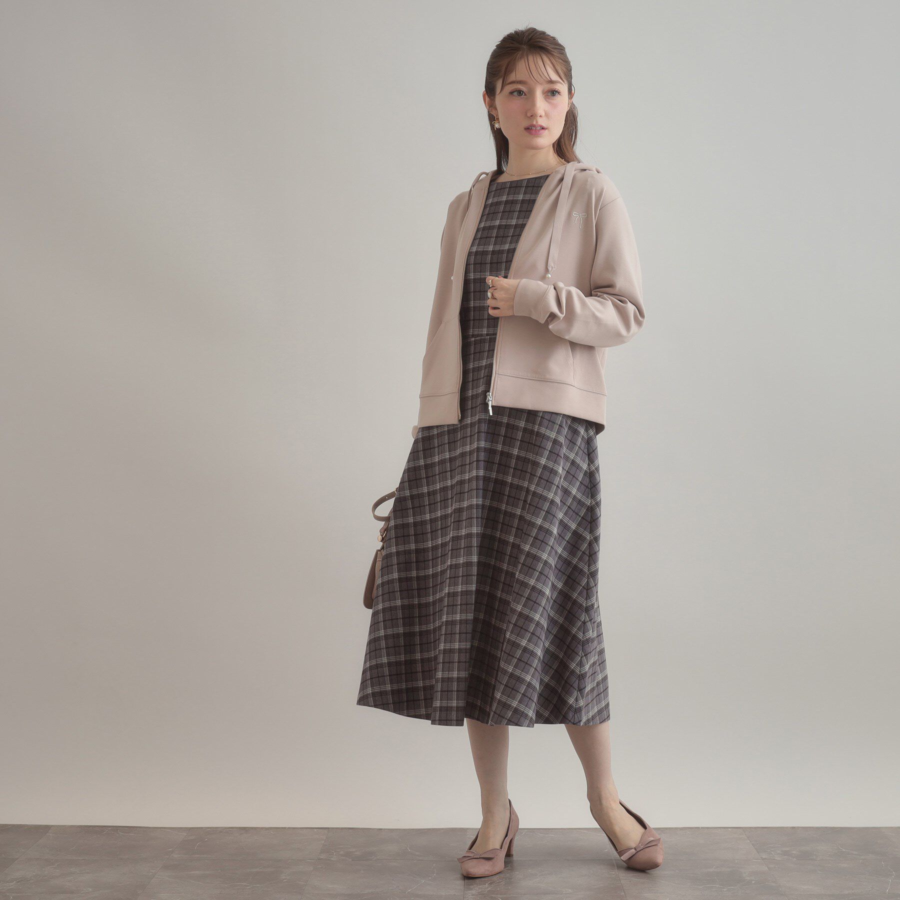 Couture broach「【マシンウォッシャブル・UVケア・大人可愛い】リボン刺繍ダンボールZIPフーディ」|パーカー|