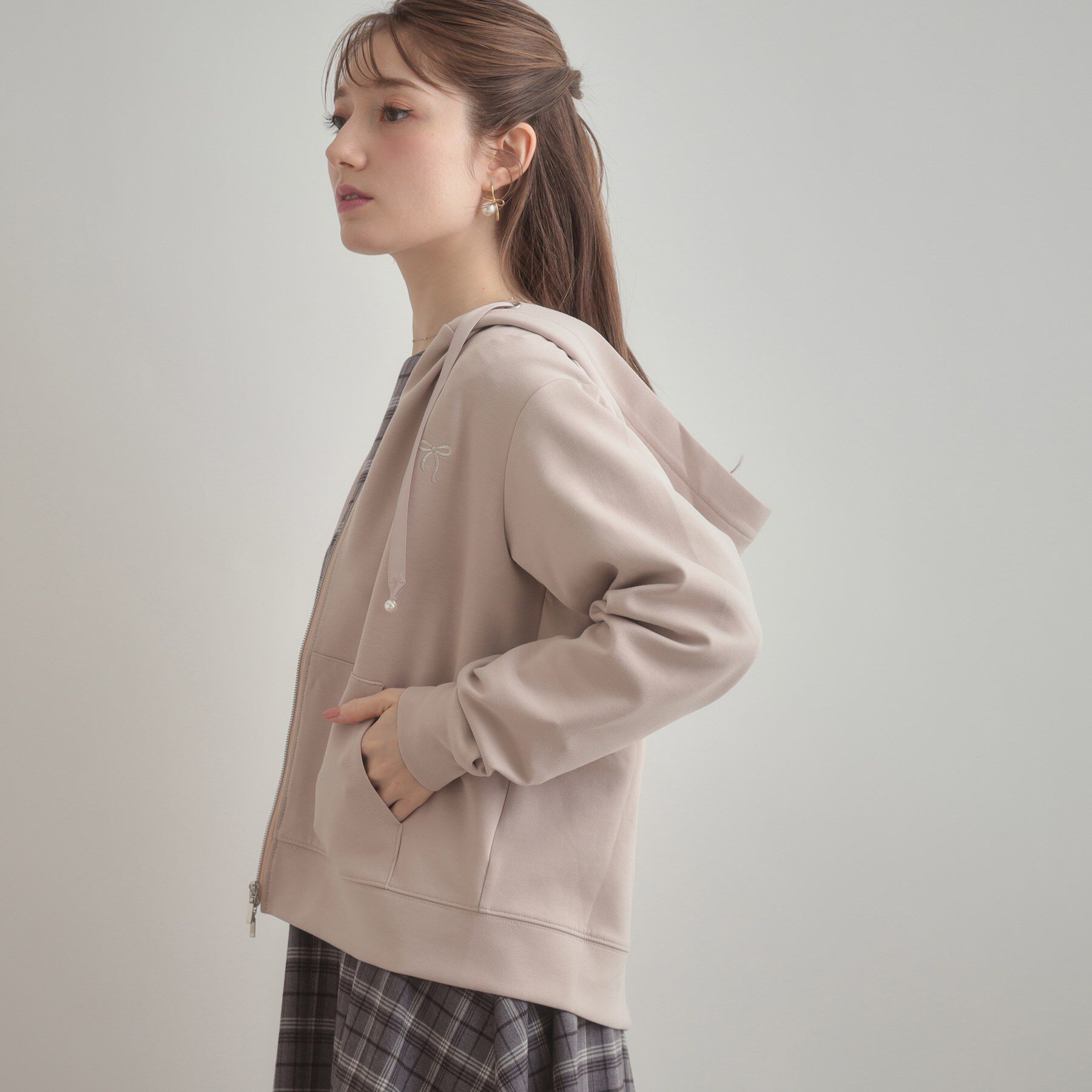 Couture broach「【マシンウォッシャブル・UVケア・大人可愛い】リボン刺繍ダンボールZIPフーディ」|パーカー|