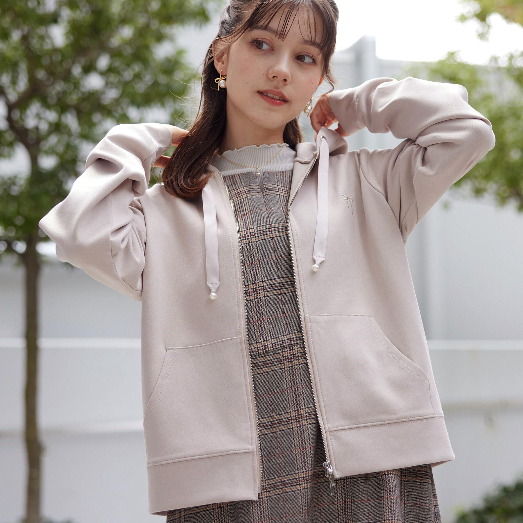 Couture broach「【マシンウォッシャブル・UVケア・大人可愛い】リボン刺繍ダンボールZIPフーディ」|パーカー|