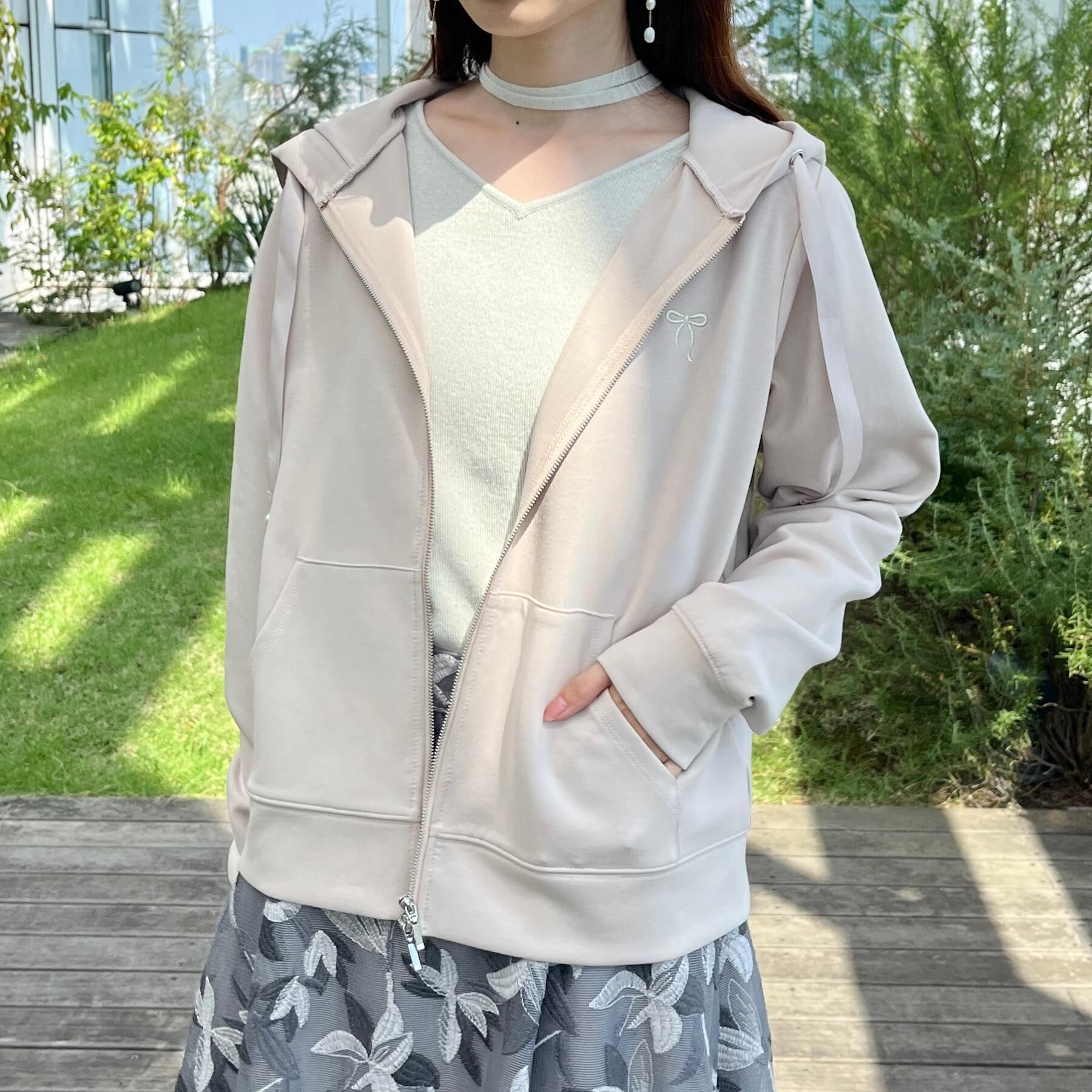 Couture broach「【マシンウォッシャブル・UVケア・大人可愛い】リボン刺繍ダンボールZIPフーディ」|パーカー|