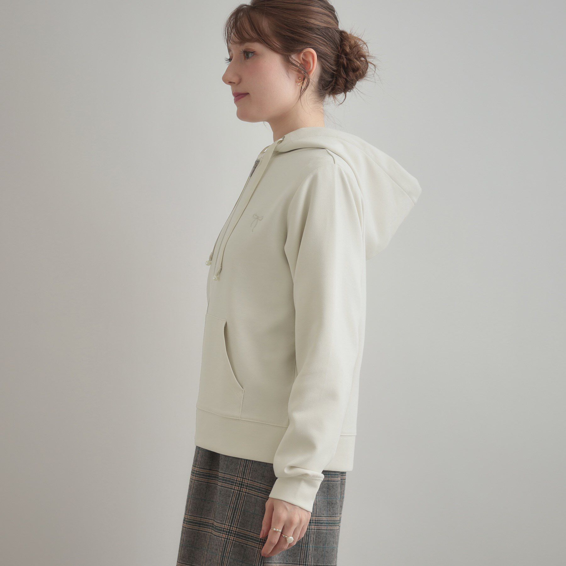 Couture broach「【マシンウォッシャブル・UVケア・大人可愛い】リボン刺繍ダンボールZIPフーディ」|パーカー|