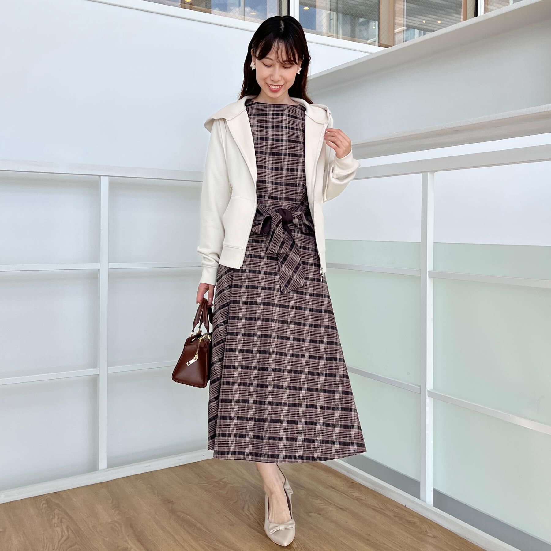 Couture broach「【マシンウォッシャブル・UVケア・大人可愛い】リボン刺繍ダンボールZIPフーディ」|パーカー|