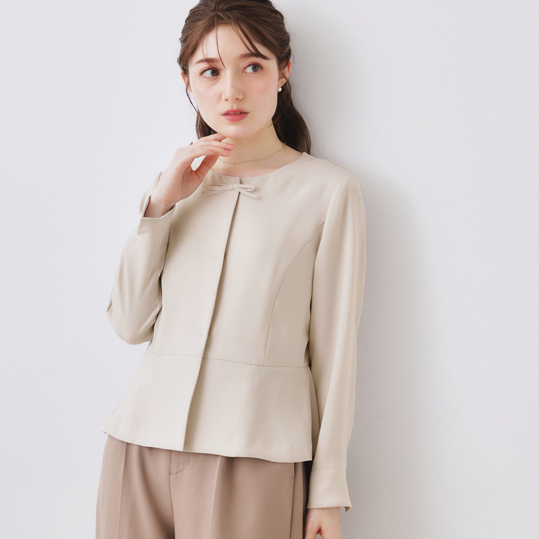 Couture broach「【ハレの日・通勤】リボンデザイン ペプラムブラウス」|シャツ・ブラウス|グレージュ(050)