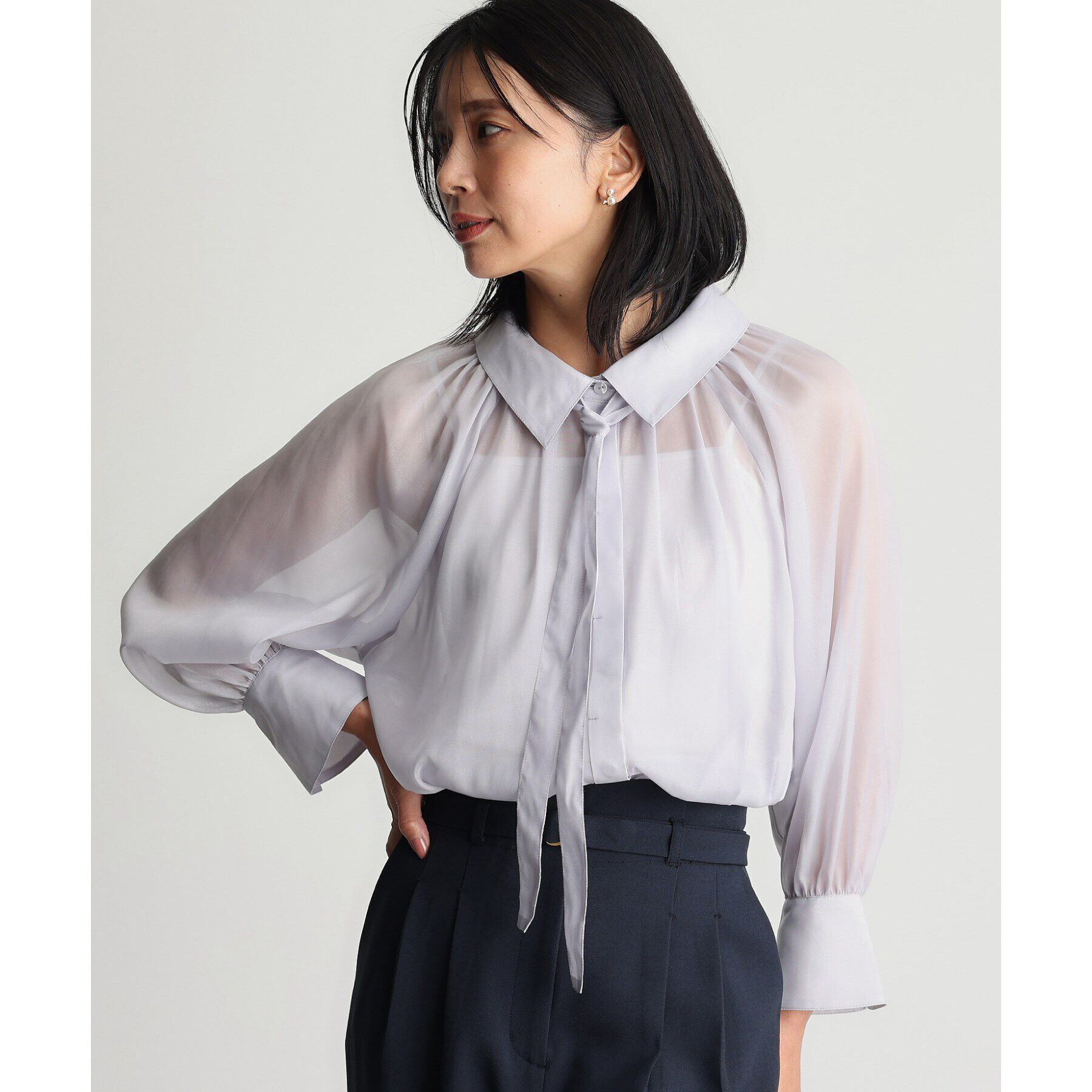 THE SHOP TK「【ONOFF活躍/セレモニー/通勤】タイ付きラメジョーゼットシャツ/洗える」|シャツ・ブラウス|ライトグレー(011