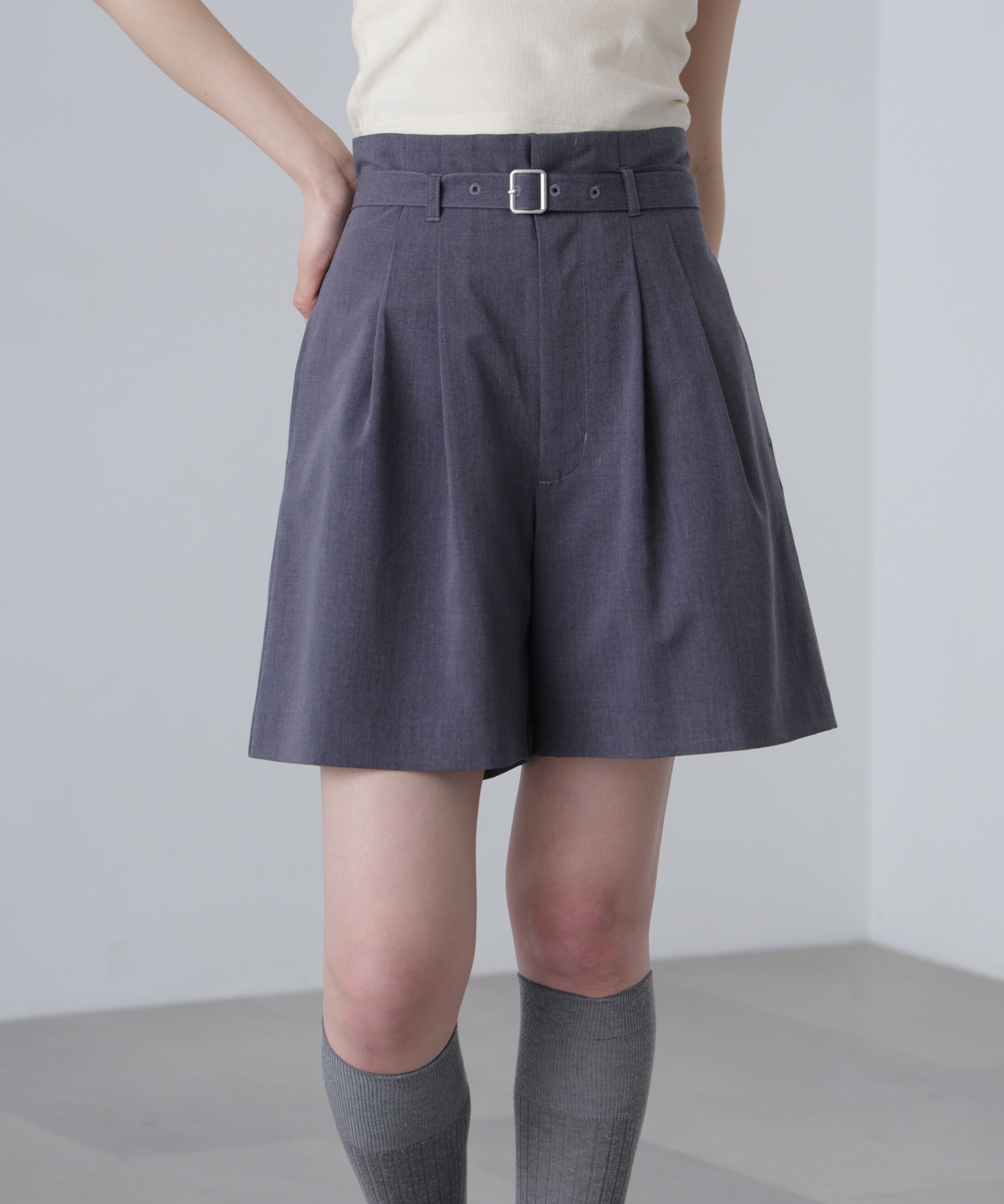  「ベルト付きダブルタックショートパンツ」|その他|チャコールグ