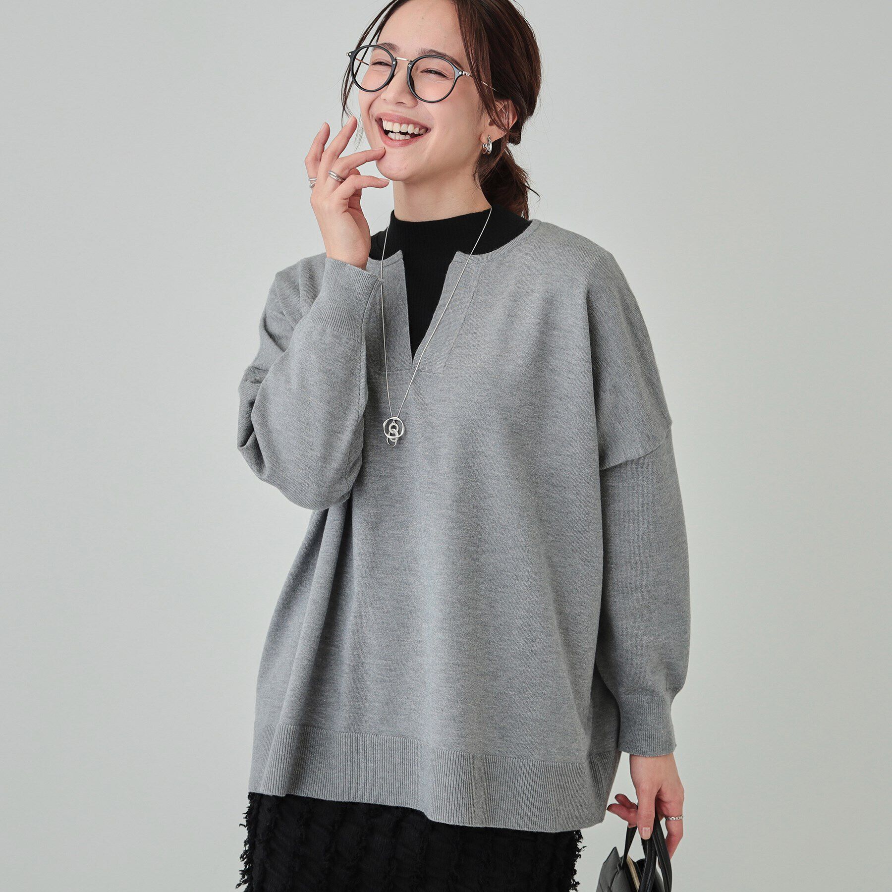 SHOO･LA･RUE「【洗える】レイヤードコーデも楽しめる もちもちVネックニット」|ニット・セーター|グレー(012)