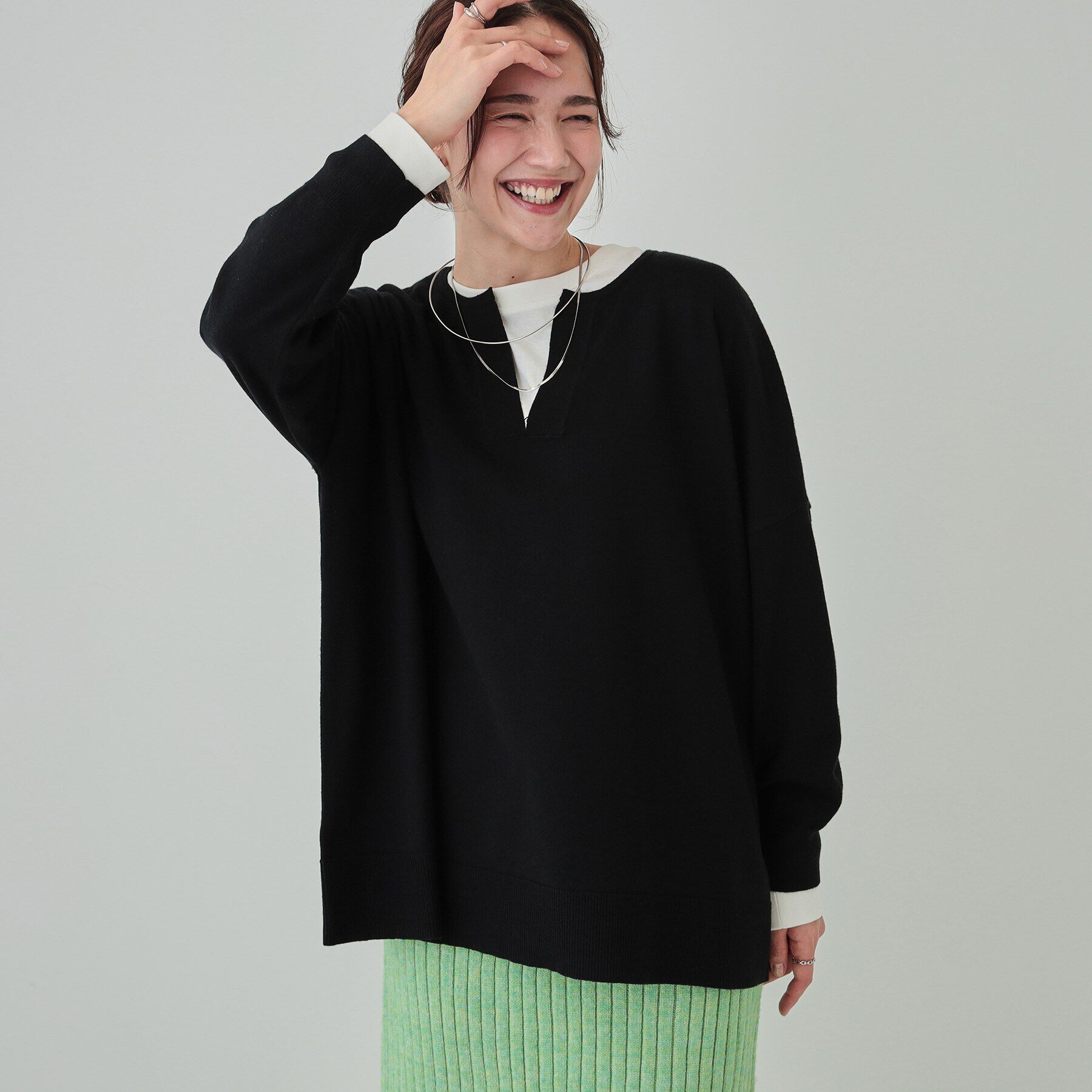 SHOO･LA･RUE「【洗える】レイヤードコーデも楽しめる もちもちVネックニット」|ニット・セーター|ブラック(019)