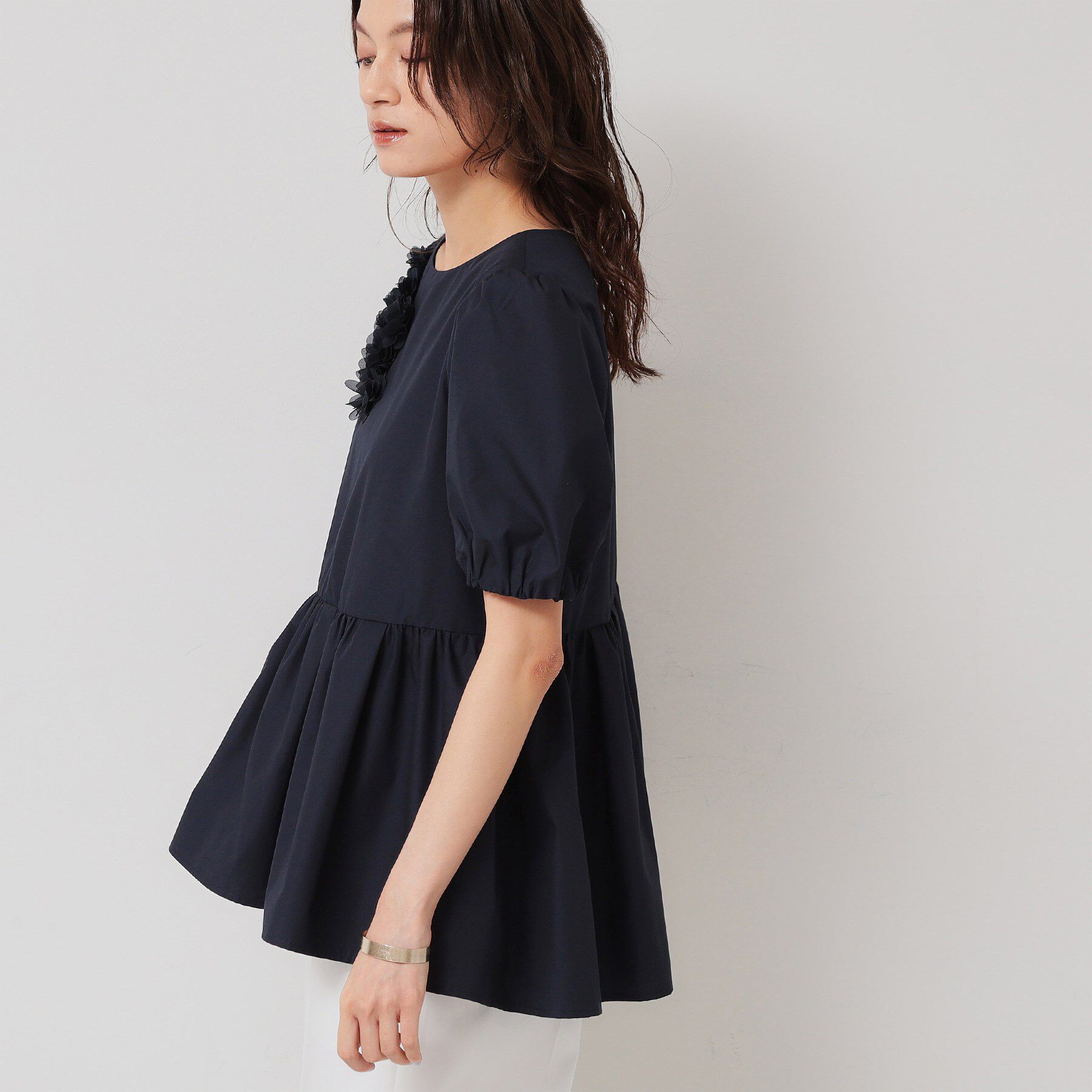 SunaUna「【接触冷感／ペプラム】コサージュ風ブラウス」|シャツ・ブラウス|