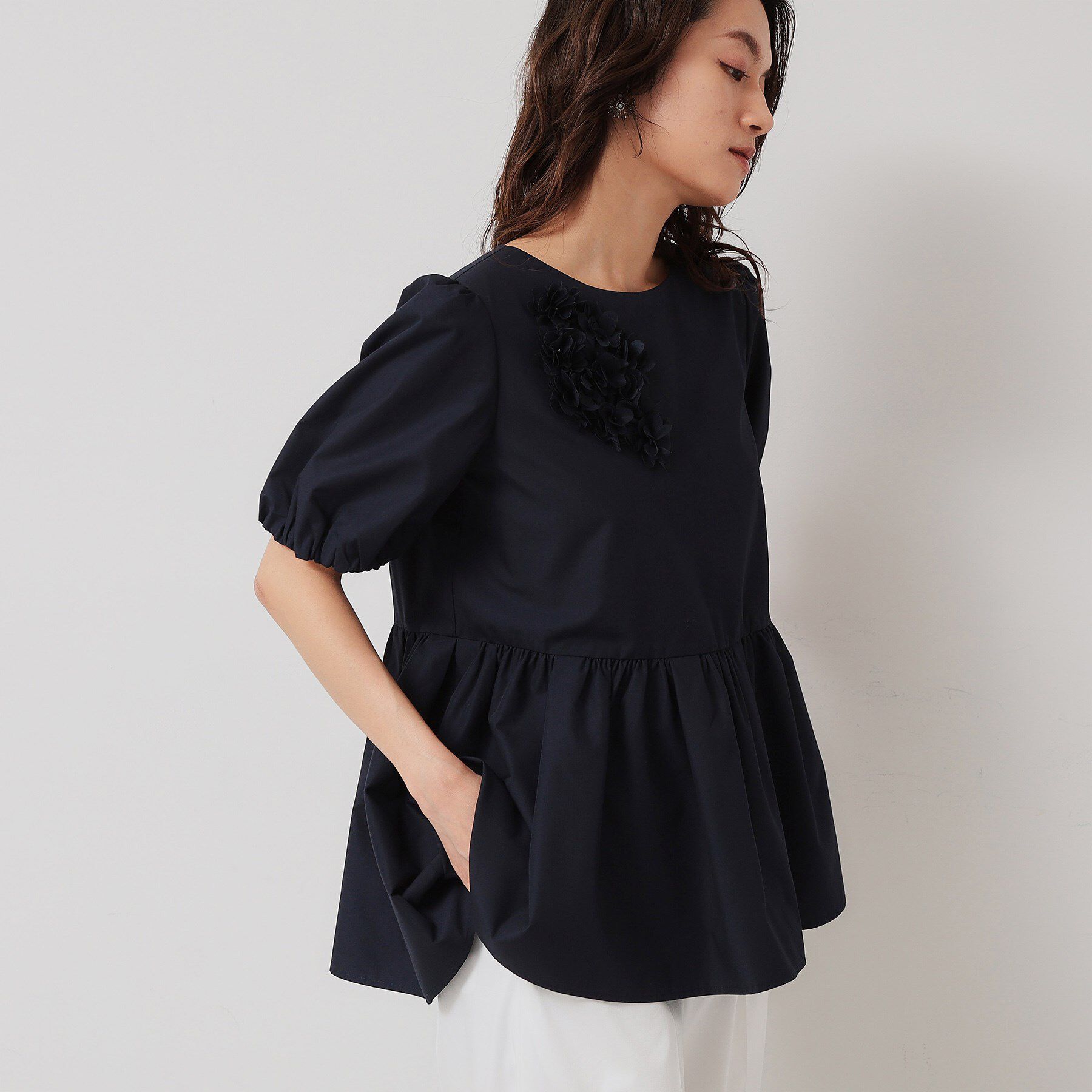 SunaUna「【接触冷感／ペプラム】コサージュ風ブラウス」|シャツ・ブラウス|
