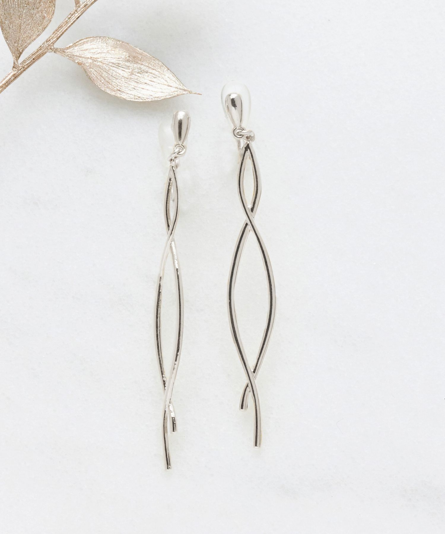  「【金属アレルギー対応】【痛くないシリーズ】スウィングクリスタルループフィットイヤリング　シルバー」|イヤリング|