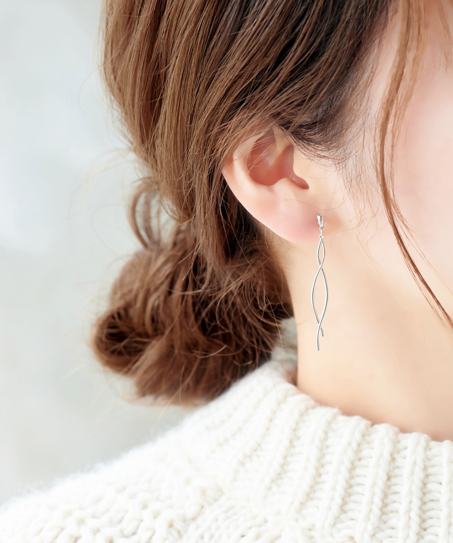  「【金属アレルギー対応】【痛くないシリーズ】スウィングクリスタルループフィットイヤリング　シルバー」|イヤリング|