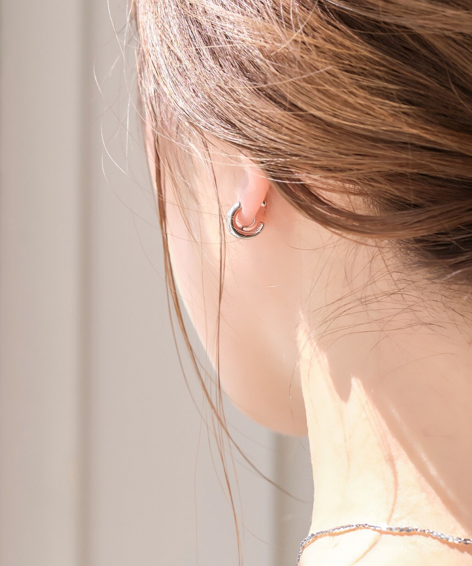 Phoebe「【金属アレルギー対応】【痛くないシリーズ】モードミニマルフープライトフィットイヤリング　シルバー」|イヤリング|