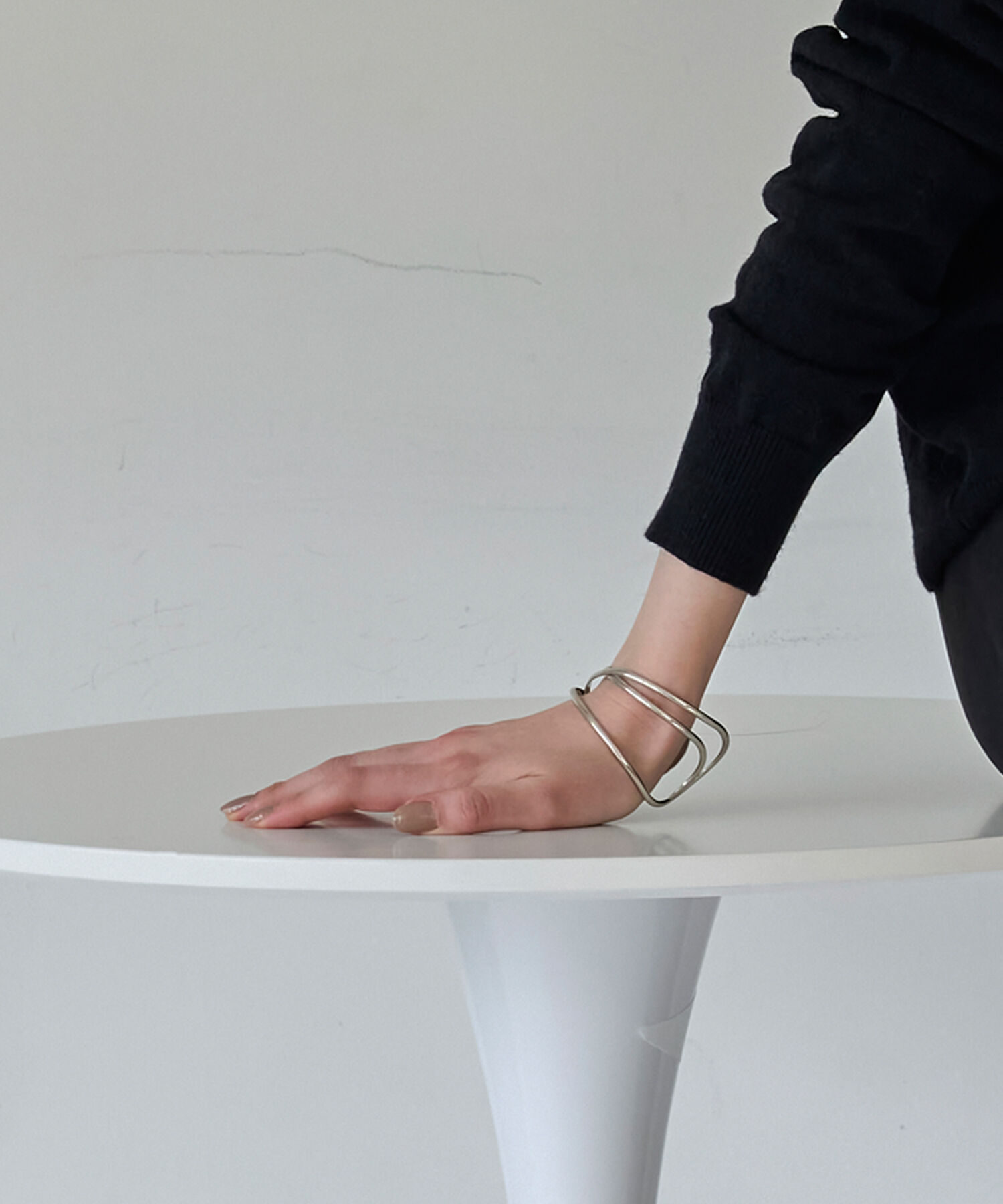 Phoebe「ニュアンスラインワイドカフバングル シルバー」|ブレスレット・バングル|