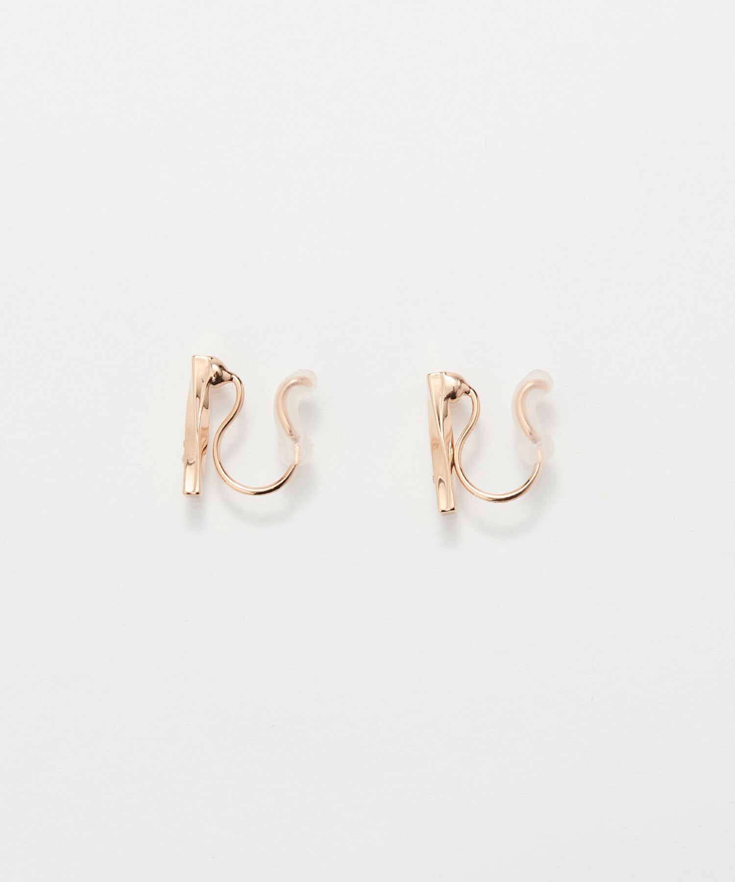 Phoebe「【痛くないシリーズ】ツイストバービジューライトフィットイヤリング　シャンパンゴールド」|イヤリング|