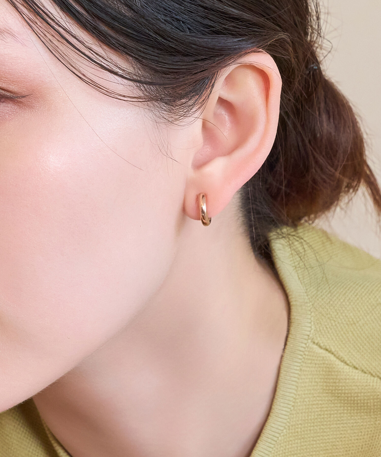 Phoebe「【痛くないシリーズ/金属アレルギー対応】ミニマルストレートフープライトフィットイヤリング　シャンパン」|イヤリング|シャンパンゴールド