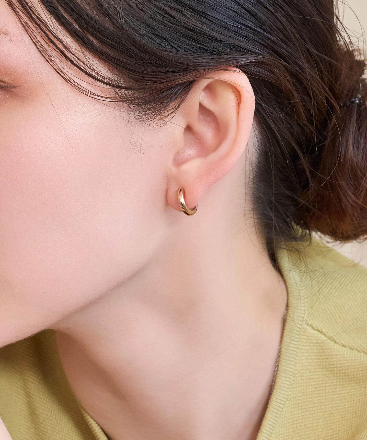 Phoebe「【痛くないシリーズ/金属アレルギー対応】ミニマルストレートフープライトフィットイヤリング　シャンパン」|イヤリング|