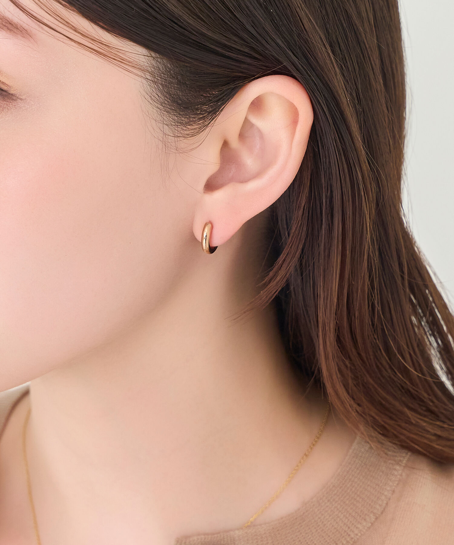 Phoebe「【痛くないシリーズ/金属アレルギー対応】ミニマルストレートフープライトフィットイヤリング　シャンパン」|イヤリング|