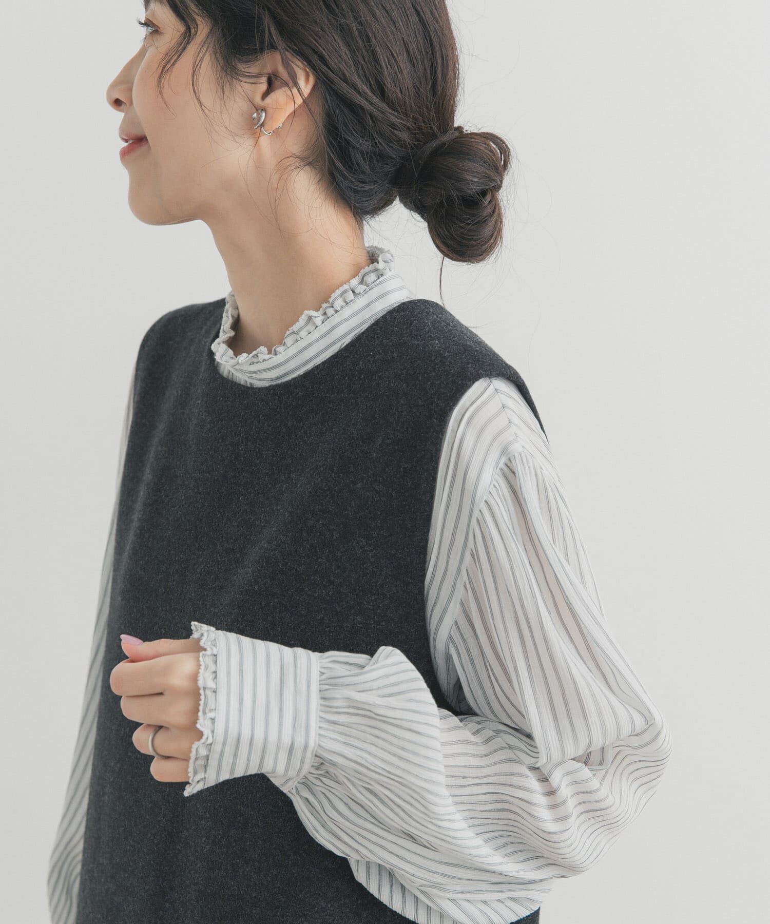 URBAN RESEARCH DOORS「ピンタックフリルスタンドカラーブラウス」|シャツ・ブラウス|ストライプ