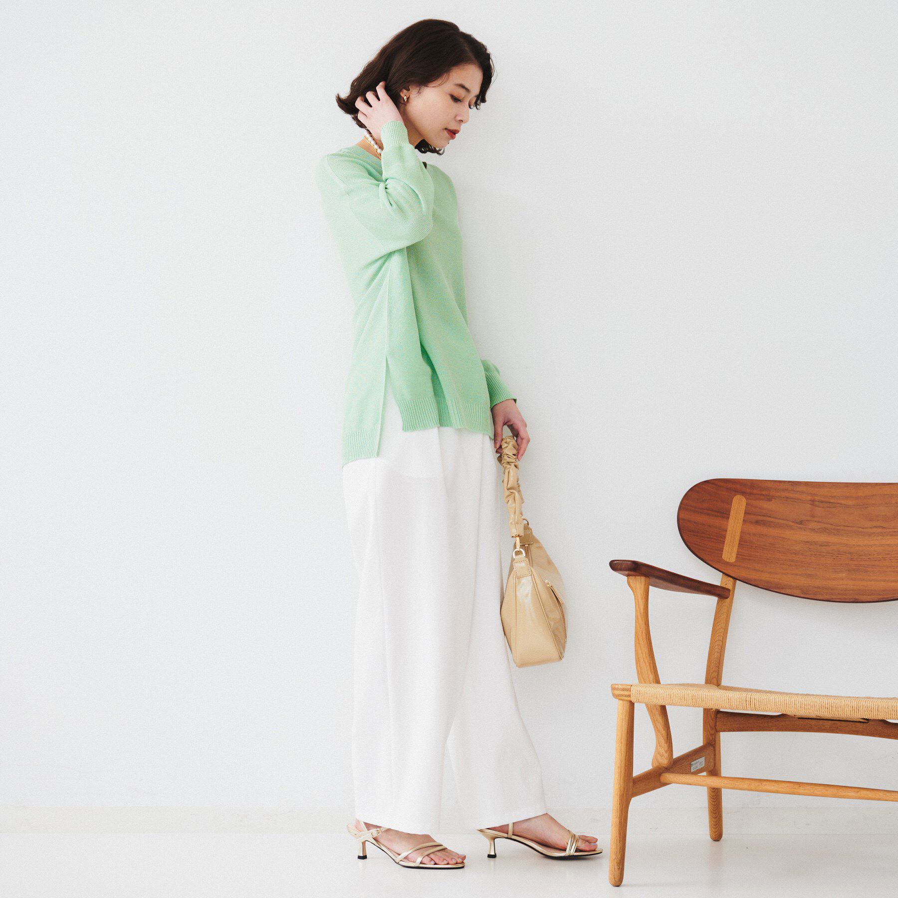 UNTITLED「【体型カバー/清涼感】サイドスリット Vネックニット」|ニット・セーター|