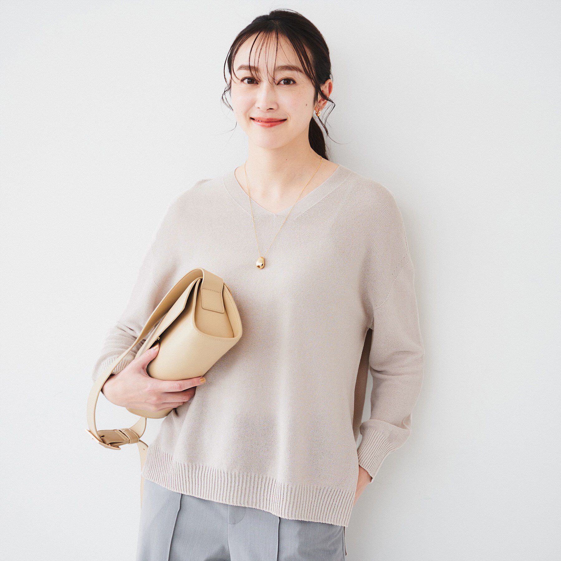 UNTITLED「【体型カバー/清涼感】サイドスリット Vネックニット」|ニット・セーター|グレージュ(050)