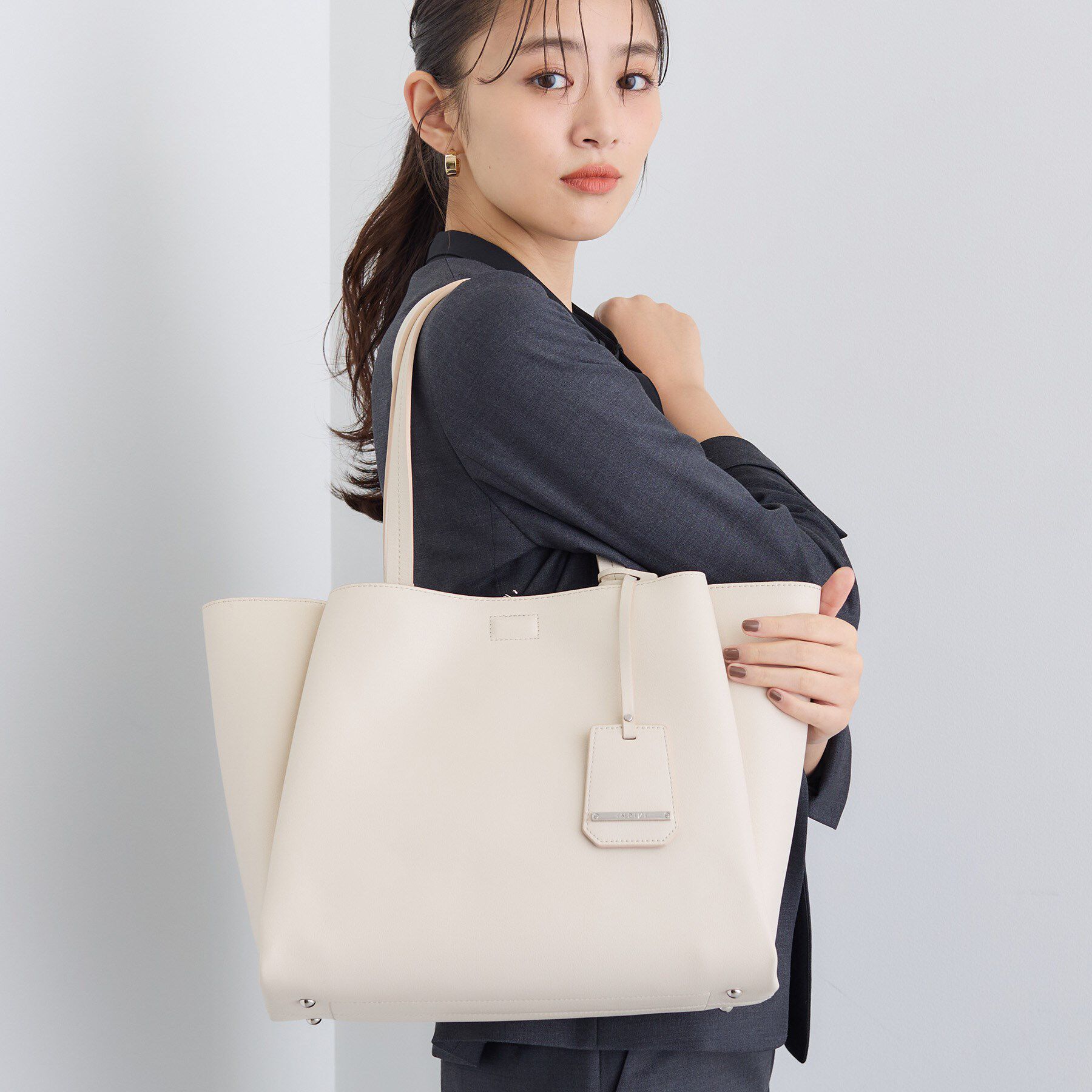 INDIVI「【セレモニー/入卒/A4収納可能】タックキャリアBAG」|トートバッグ|