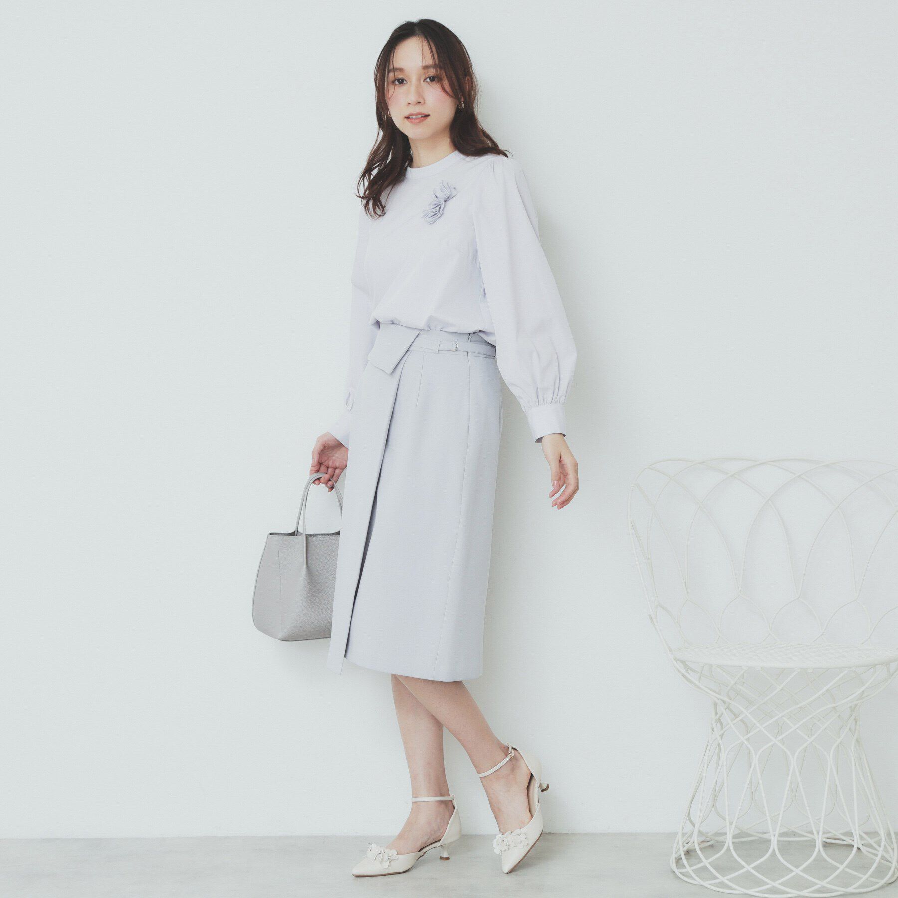 index「コサージュ付きタックパフブラウス【洗濯機洗い可/イージーアイロン】」|シャツ・ブラウス|