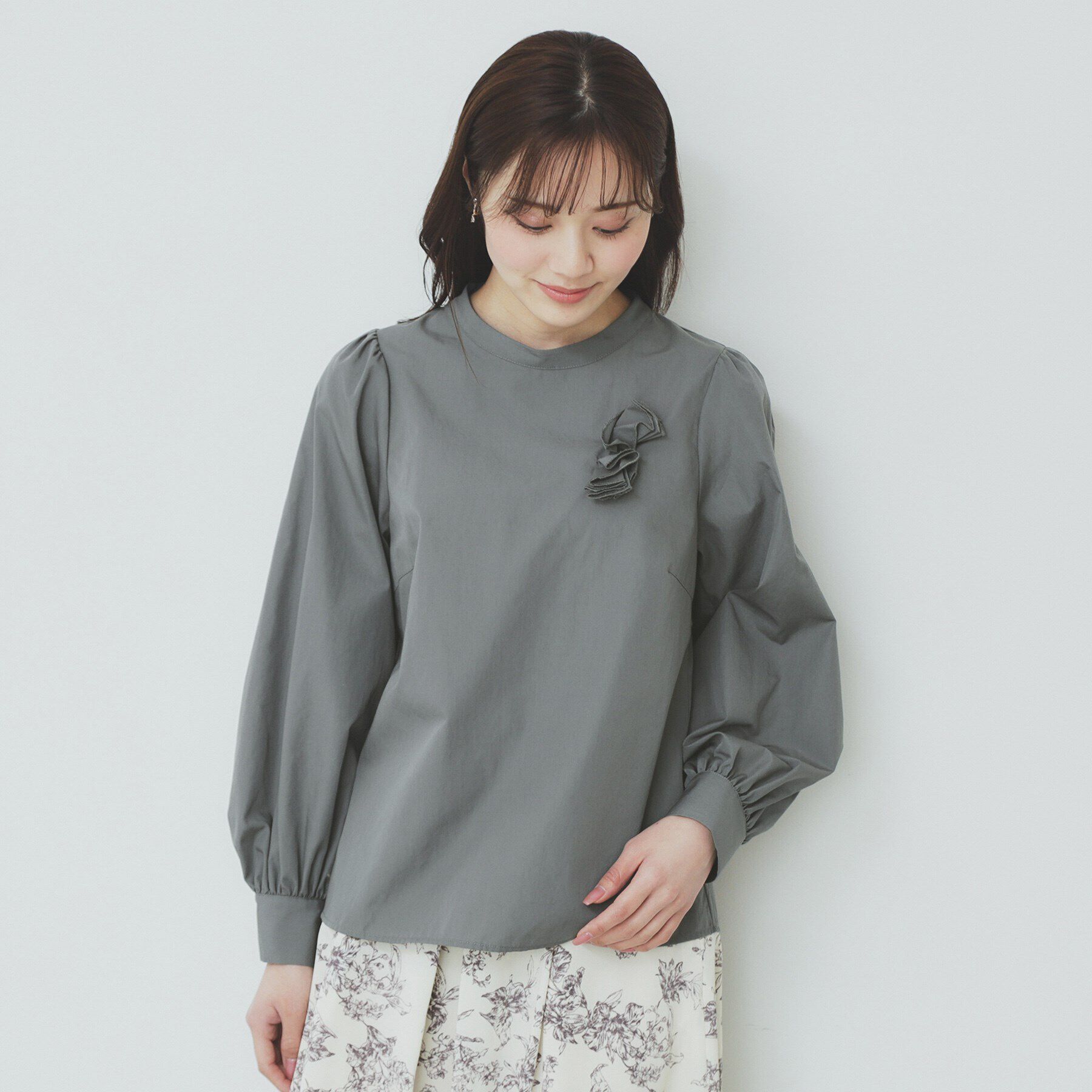 index「コサージュ付きタックパフブラウス【洗濯機洗い可/イージーアイロン】」|シャツ・ブラウス|