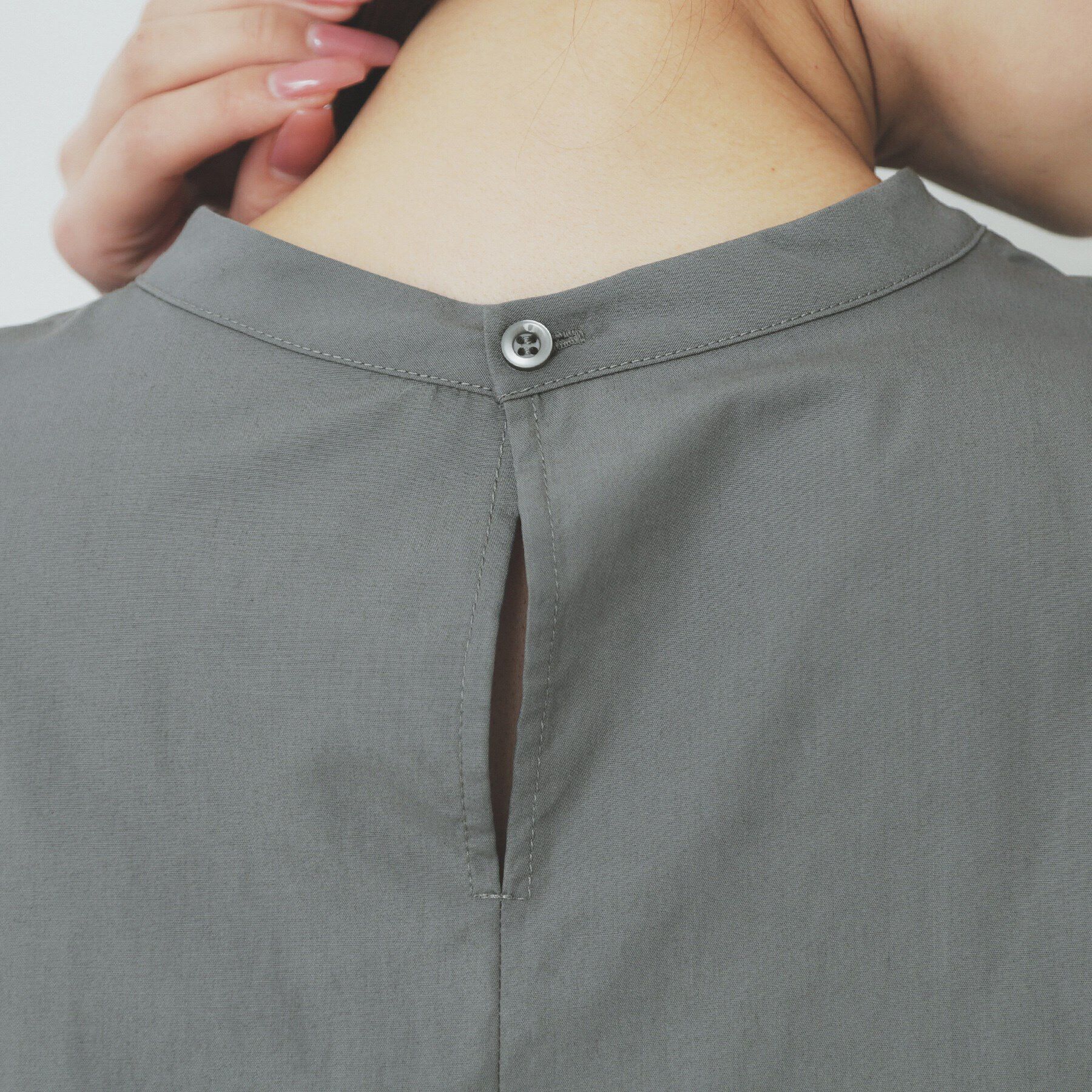 index「コサージュ付きタックパフブラウス【洗濯機洗い可/イージーアイロン】」|シャツ・ブラウス|