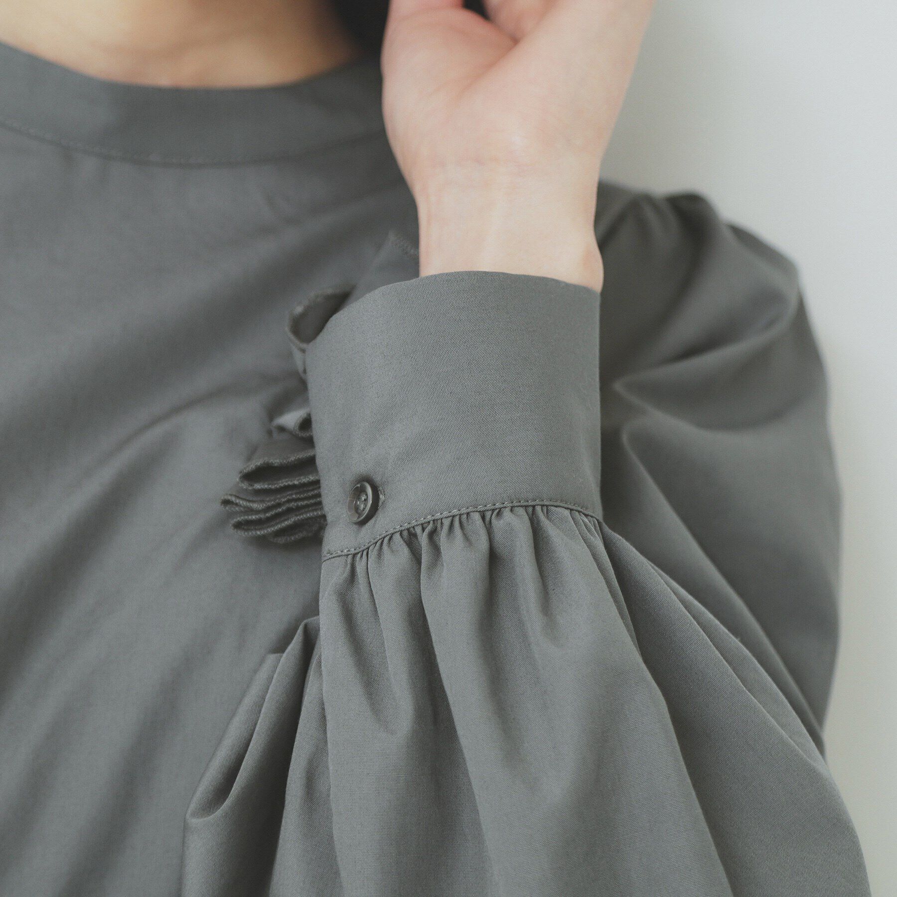 index「コサージュ付きタックパフブラウス【洗濯機洗い可/イージーアイロン】」|シャツ・ブラウス|