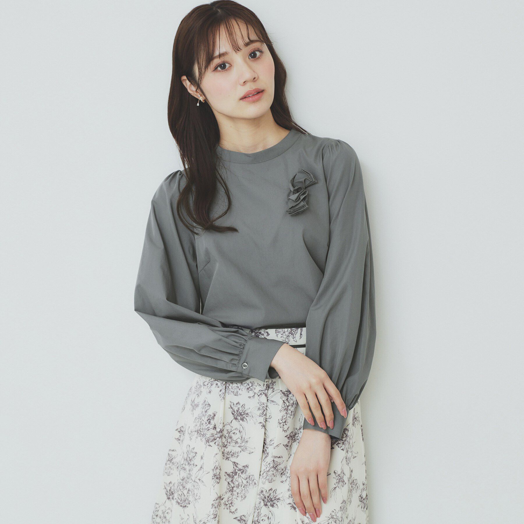 index「コサージュ付きタックパフブラウス【洗濯機洗い可/イージーアイロン】」|シャツ・ブラウス|チャコールグレー(0