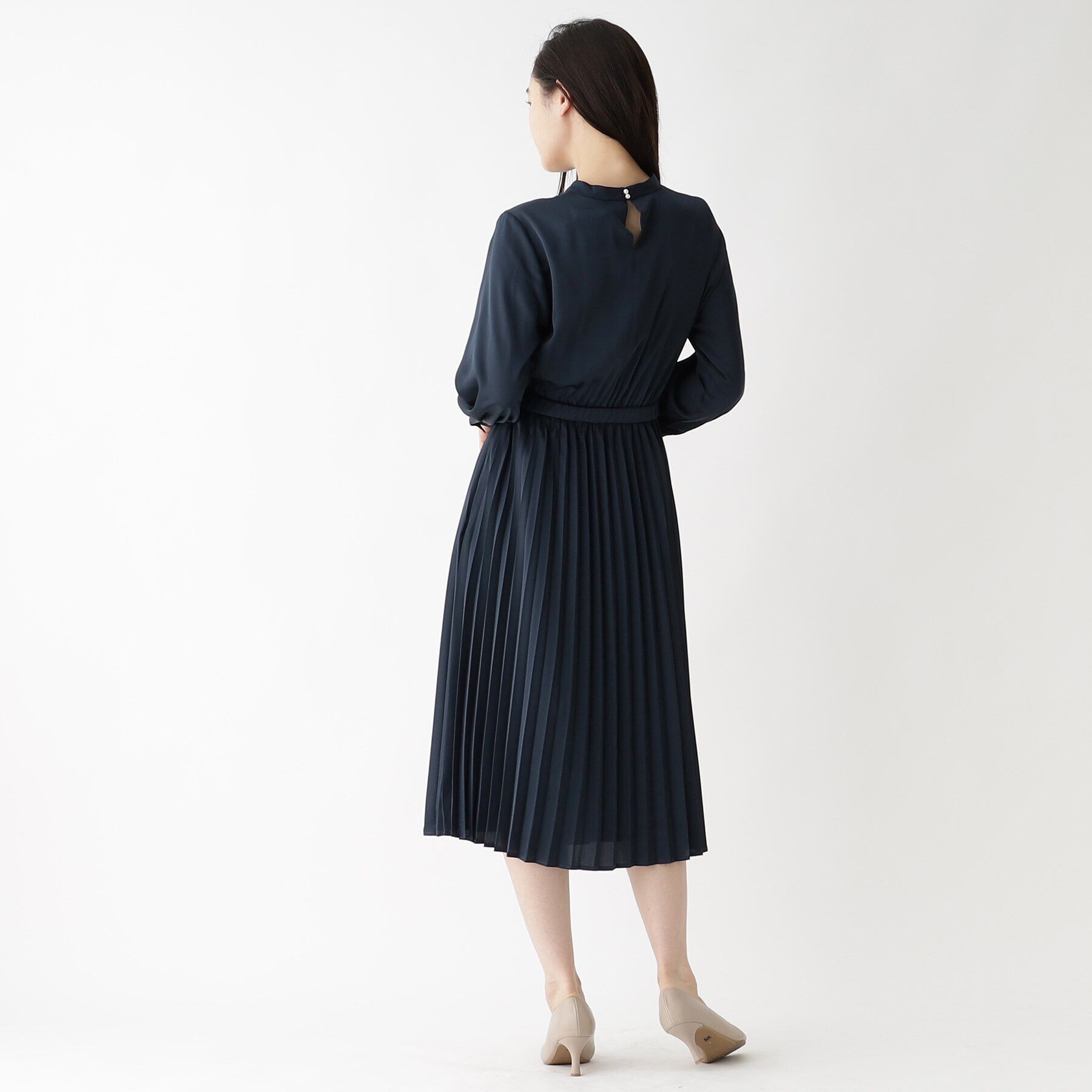 OPAQUE.CLIP「≪通勤・セレモニー対応≫ サテンプリーツワンピース【洗濯機洗い可】」|ワンピース|