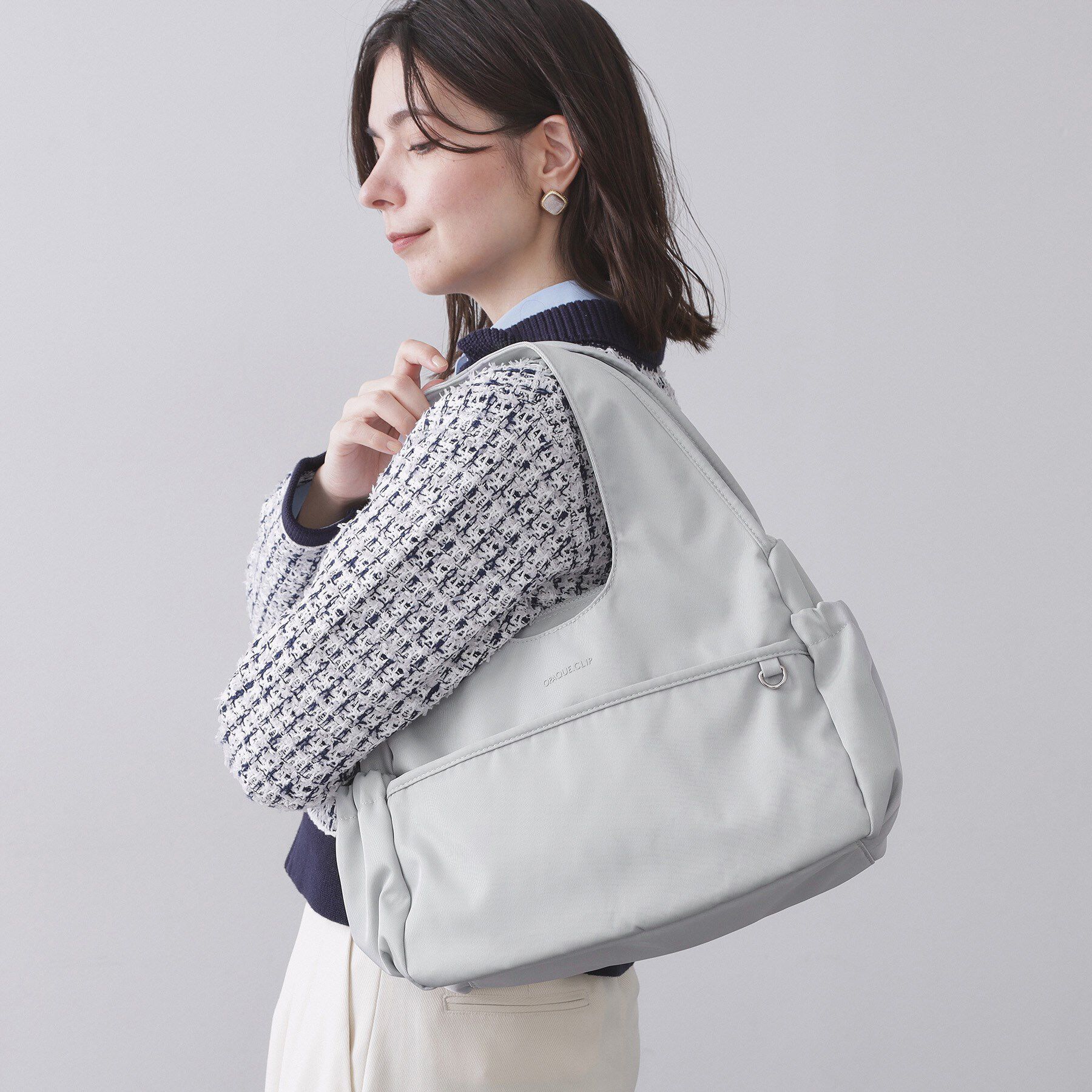 OPAQUE.CLIP「フロントポケット3層デザイントライアングルミドルトートバッグ【マルチポケット】」|トートバッグ|グレー(012)