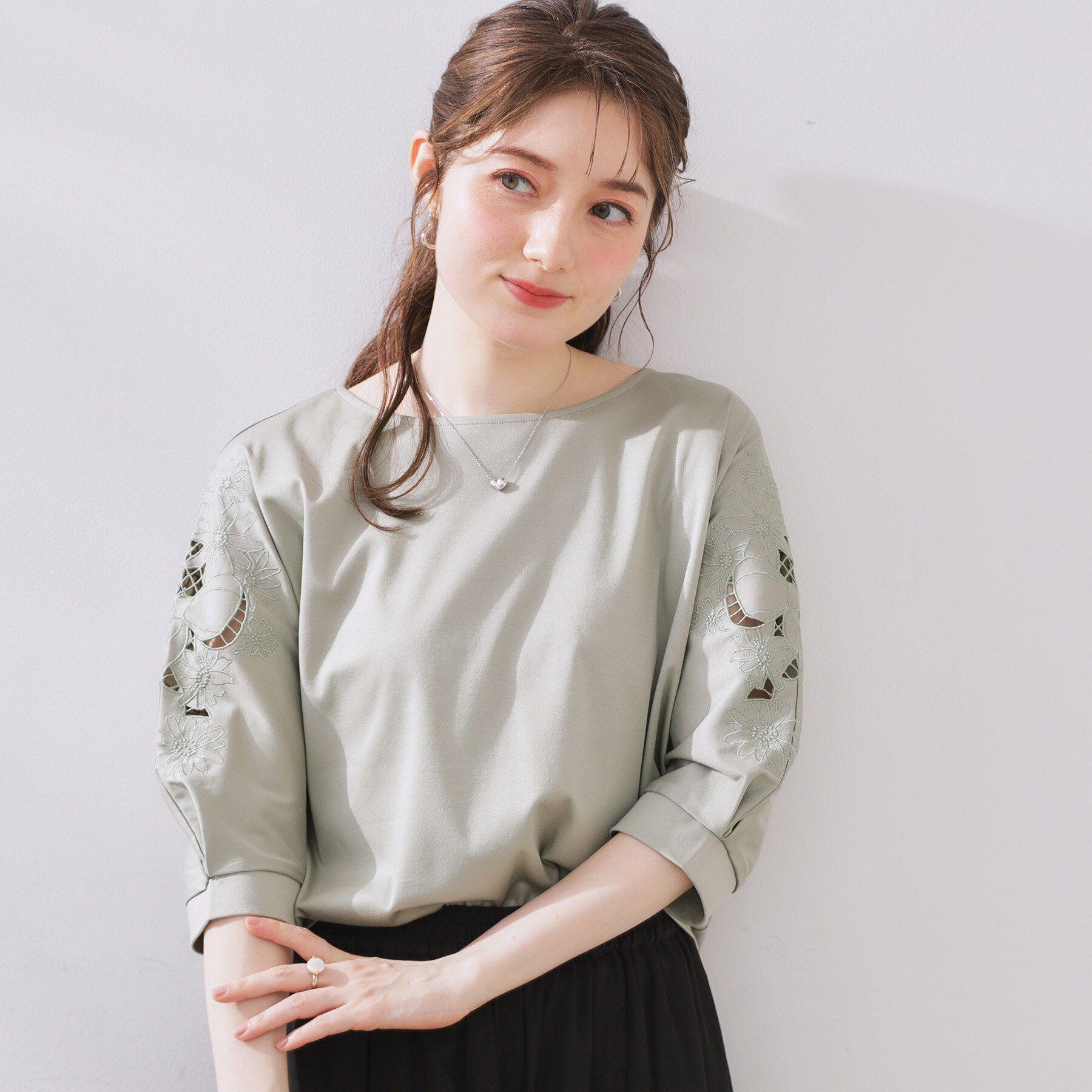 Couture broach「【接触冷感・洗える・UV機能付き・二の腕カバー】デイジー＆リボン エンブロドルマントップス」|Tシャツ・カットソー|