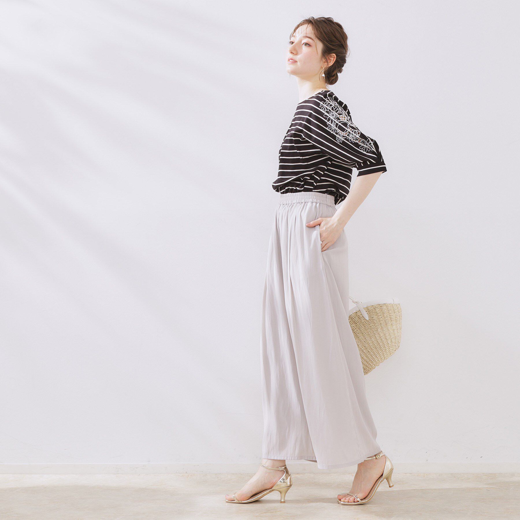 Couture broach「【接触冷感・洗える・UV機能付き・二の腕カバー】デイジー＆リボン エンブロドルマントップス」|Tシャツ・カットソー|