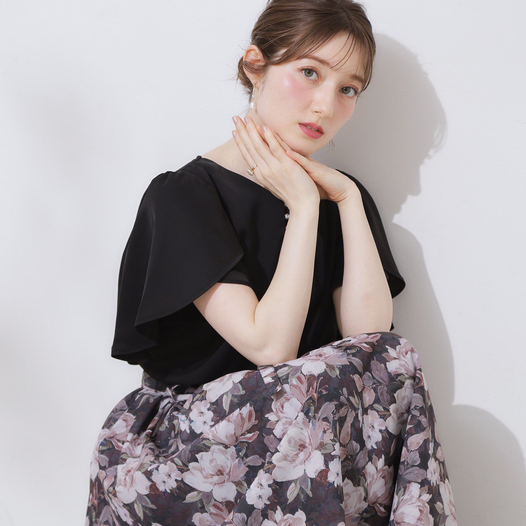 Couture broach「【洗える・通勤】Vネックパール調フレアブラウス」|シャツ・ブラウス|