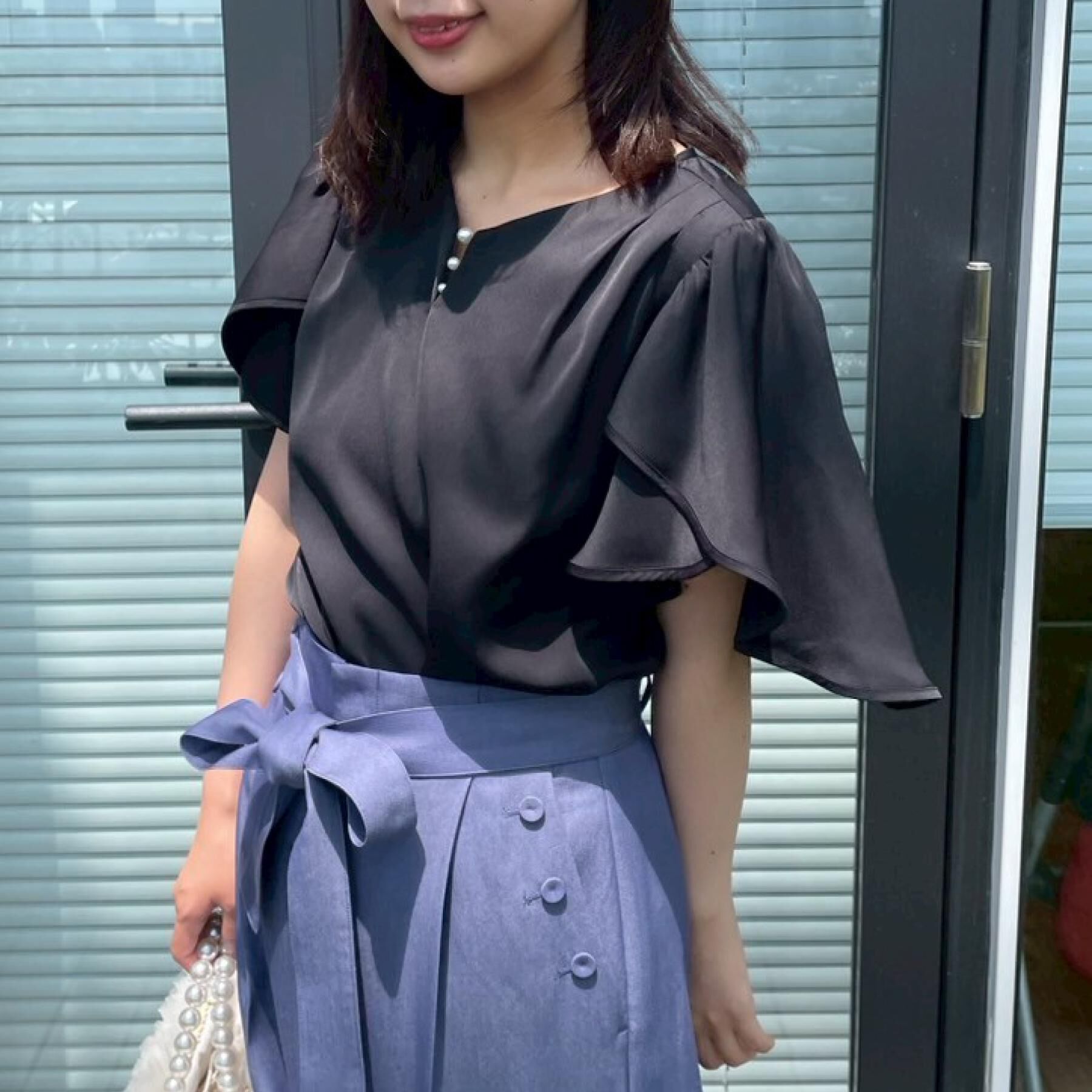 Couture broach「【洗える・通勤】Vネックパール調フレアブラウス」|シャツ・ブラウス|