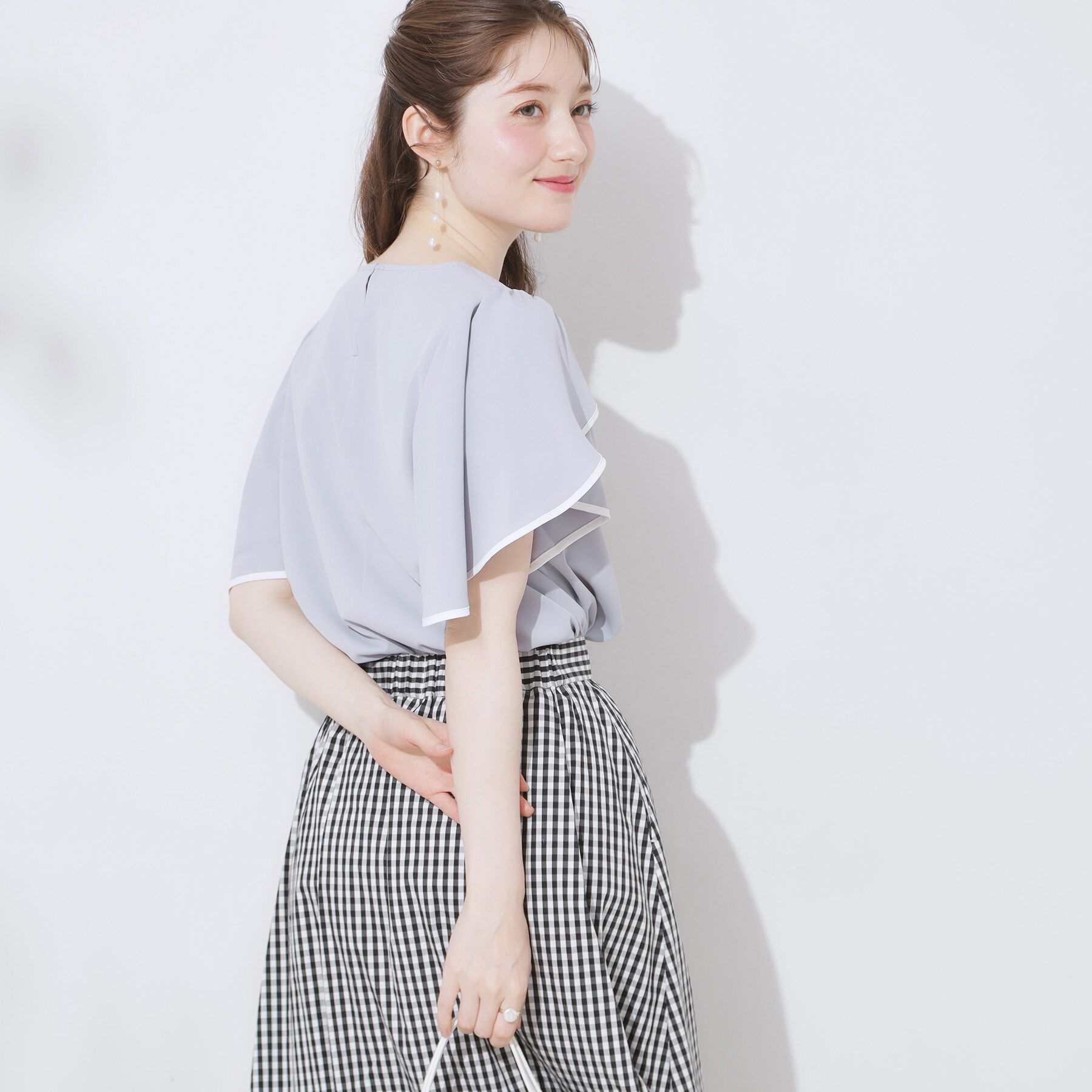 Couture broach「【洗える・通勤】Vネックパール調フレアブラウス」|シャツ・ブラウス|