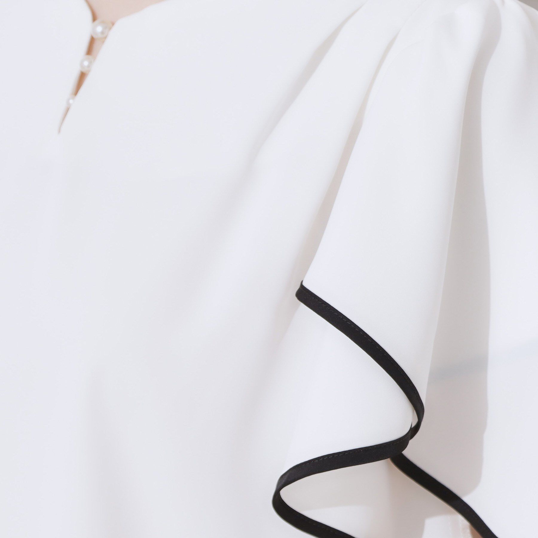 Couture broach「【洗える・通勤】Vネックパール調フレアブラウス」|シャツ・ブラウス|