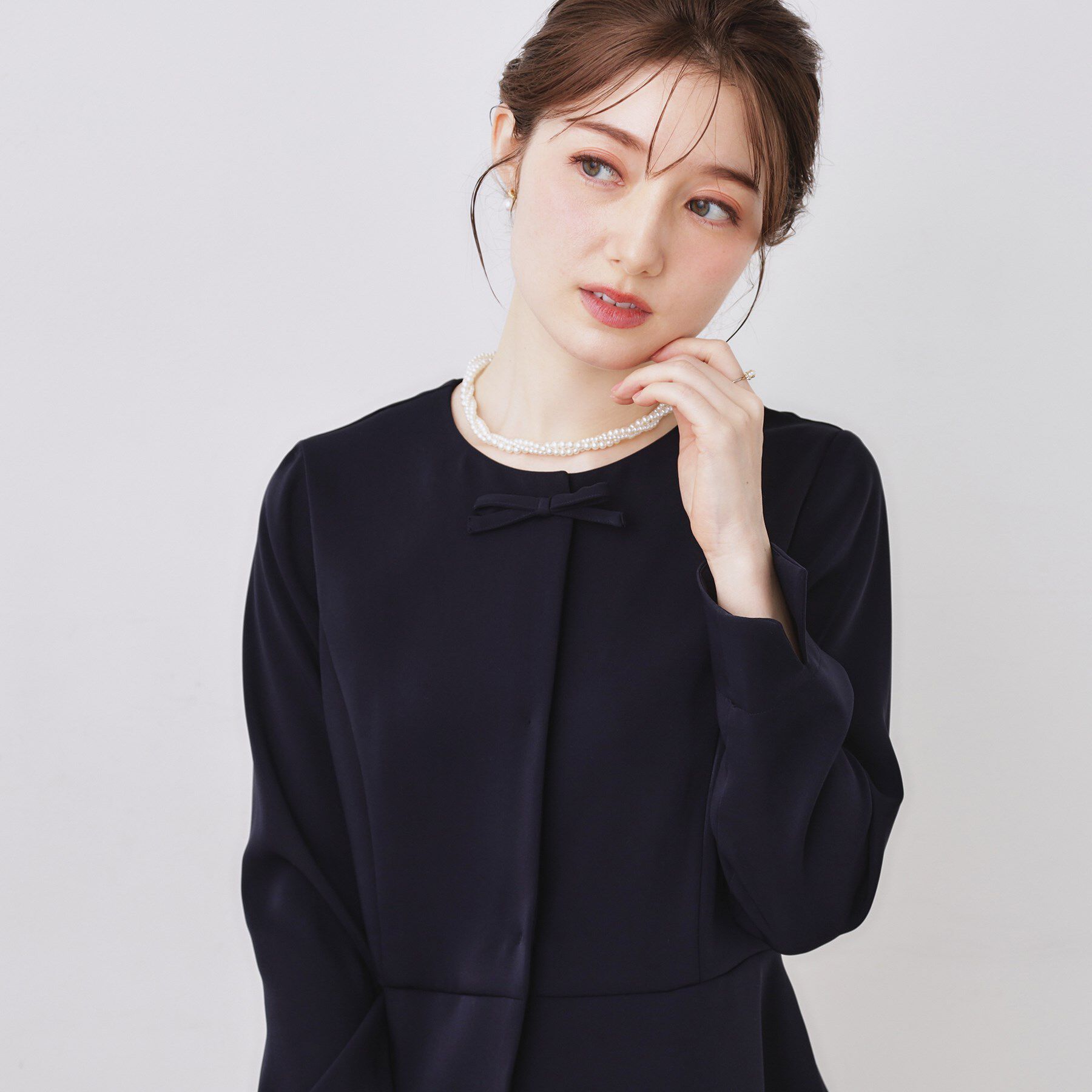 Couture broach「【ハレの日・通勤】リボンデザイン ペプラムブラウス」|シャツ・ブラウス|ネイビー(094)