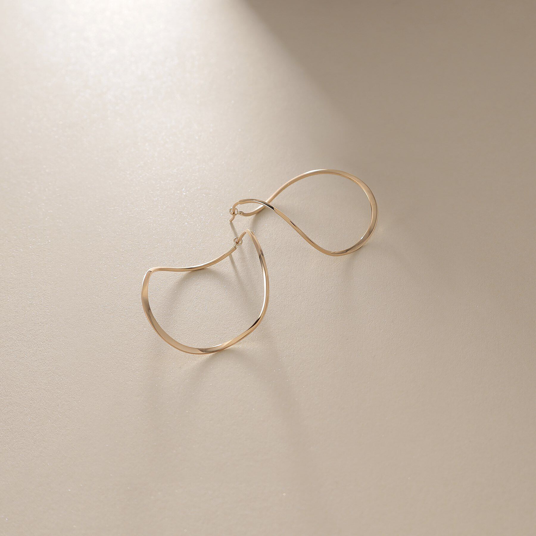 COCOSHNIK「K10ポリッシュ 変形フープピアスM」|ピアス|イエローゴールド(1