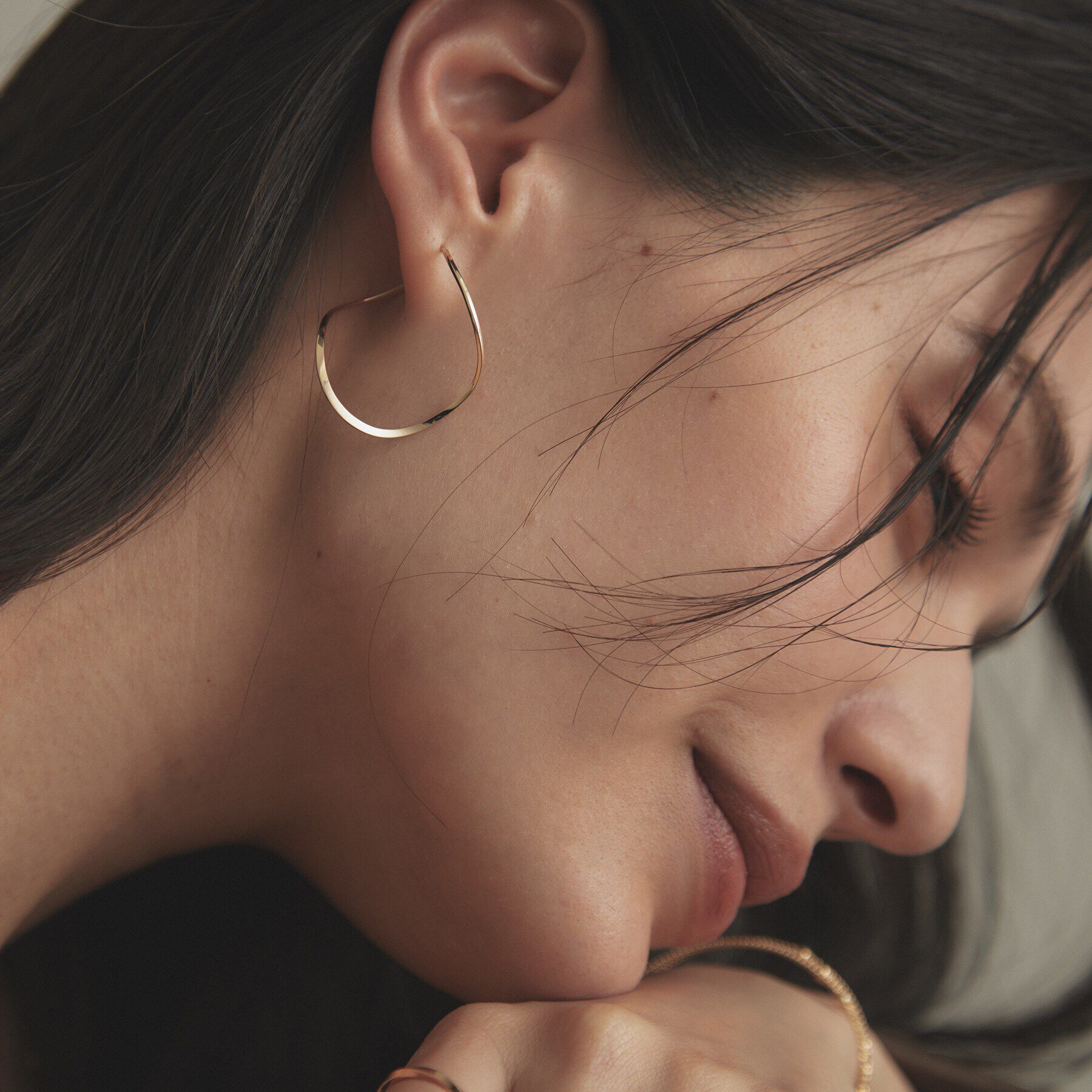 COCOSHNIK「K10ポリッシュ 変形フープピアスM」|ピアス|