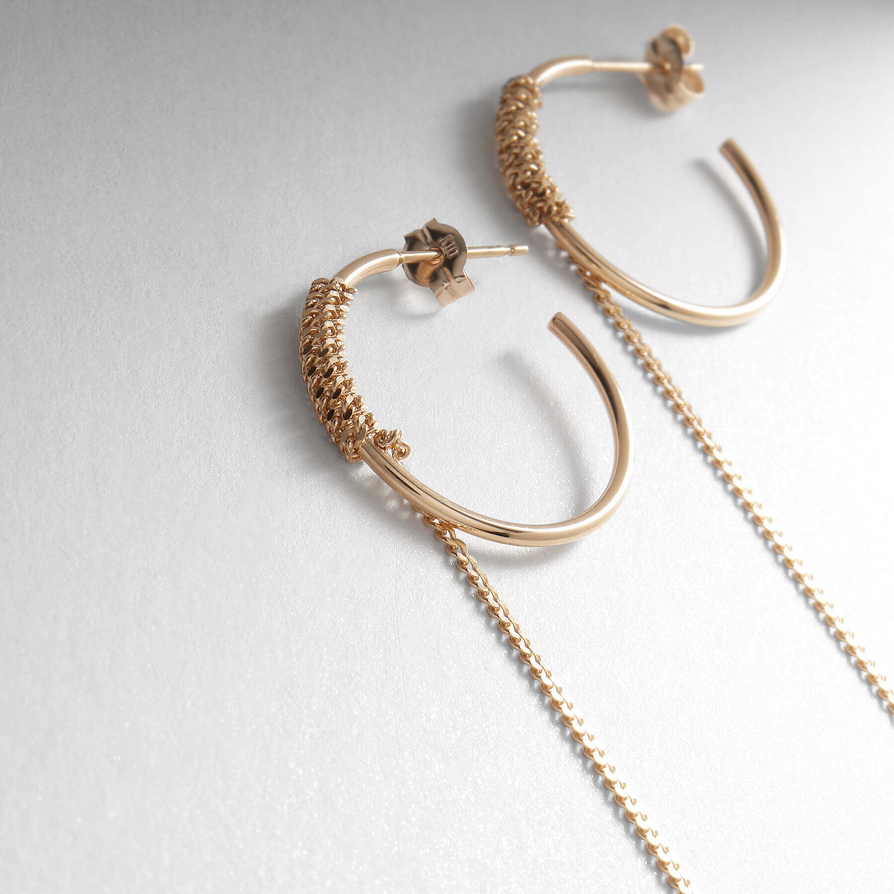 COCOSHNIK「K10中空フープラップチェーン スタッドピアス」|ピアス|