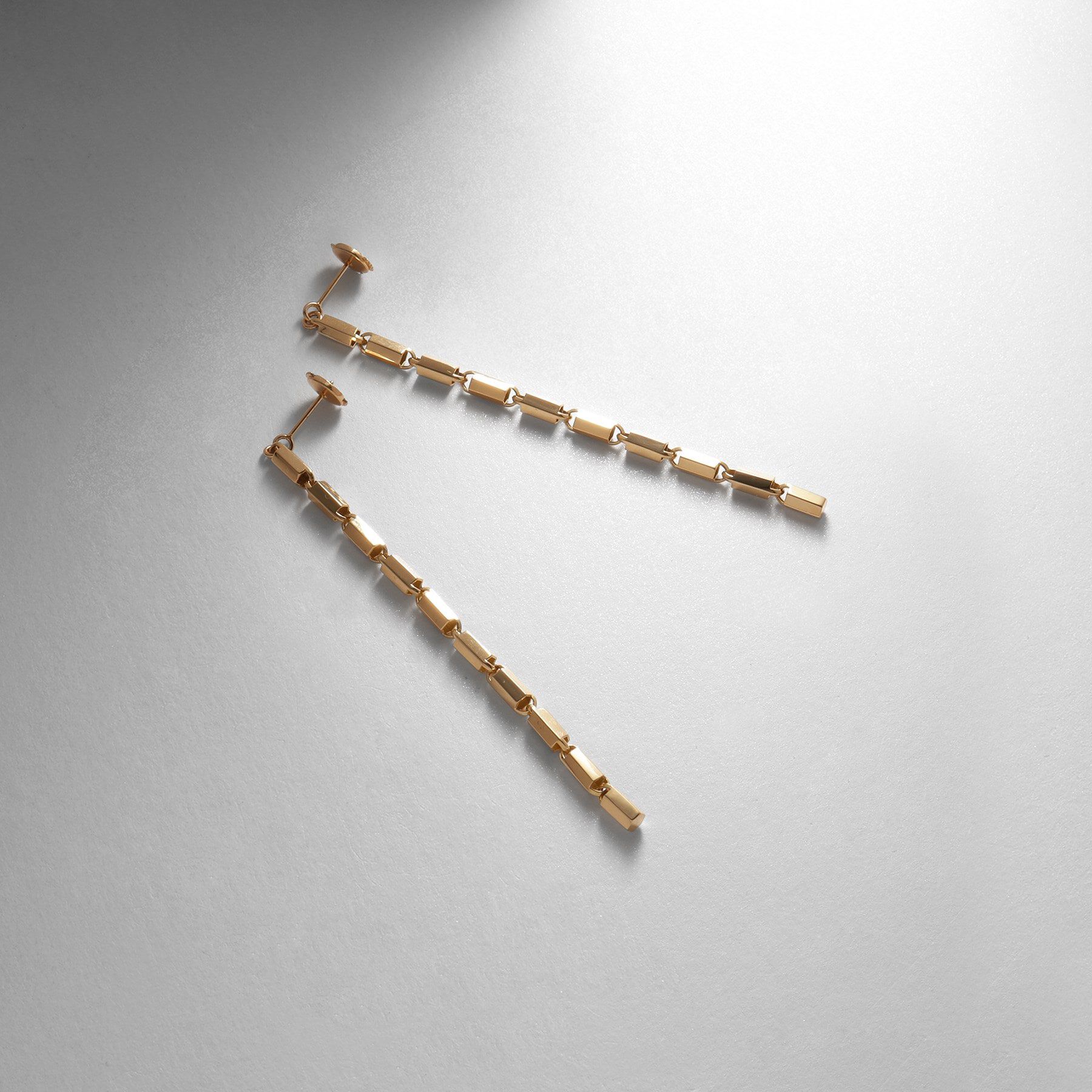 COCOSHNIK「K18ヘキサゴンカットチェーン スタッドピアス 大」|ピアス|イエローゴールド(1