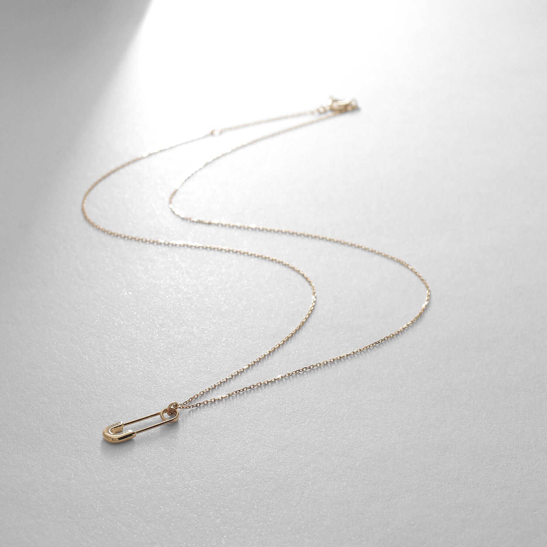 COCOSHNIK「K10セーフティピンモチーフ ネックレス」|ネックレス|