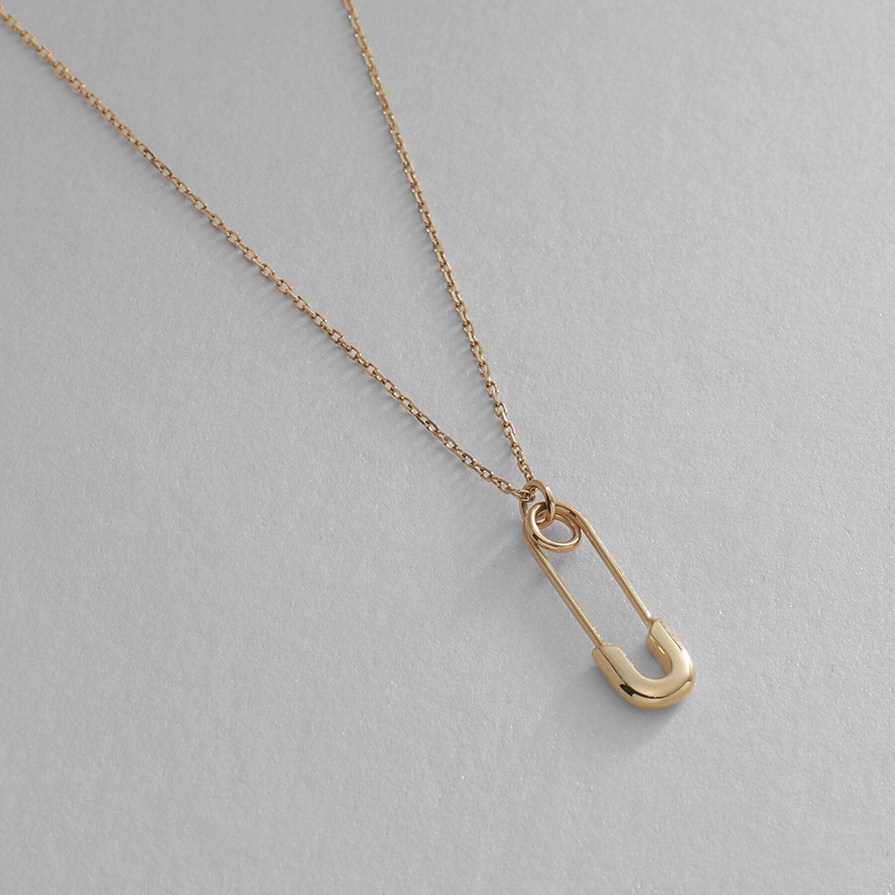 COCOSHNIK「K10セーフティピンモチーフ ネックレス」|ネックレス|