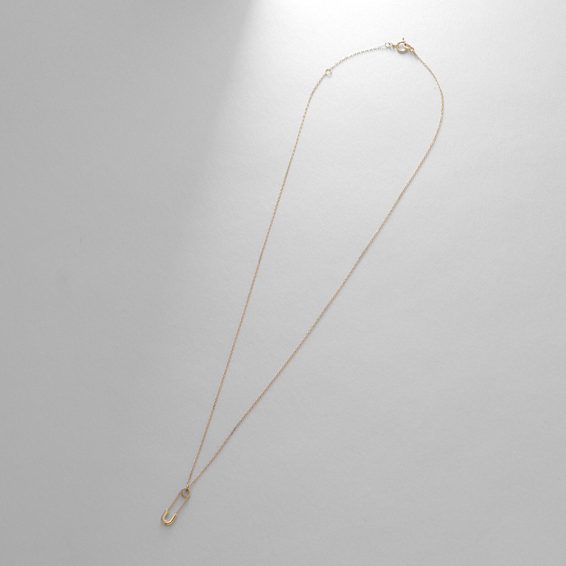 COCOSHNIK「K10セーフティピンモチーフ ネックレス」|ネックレス|