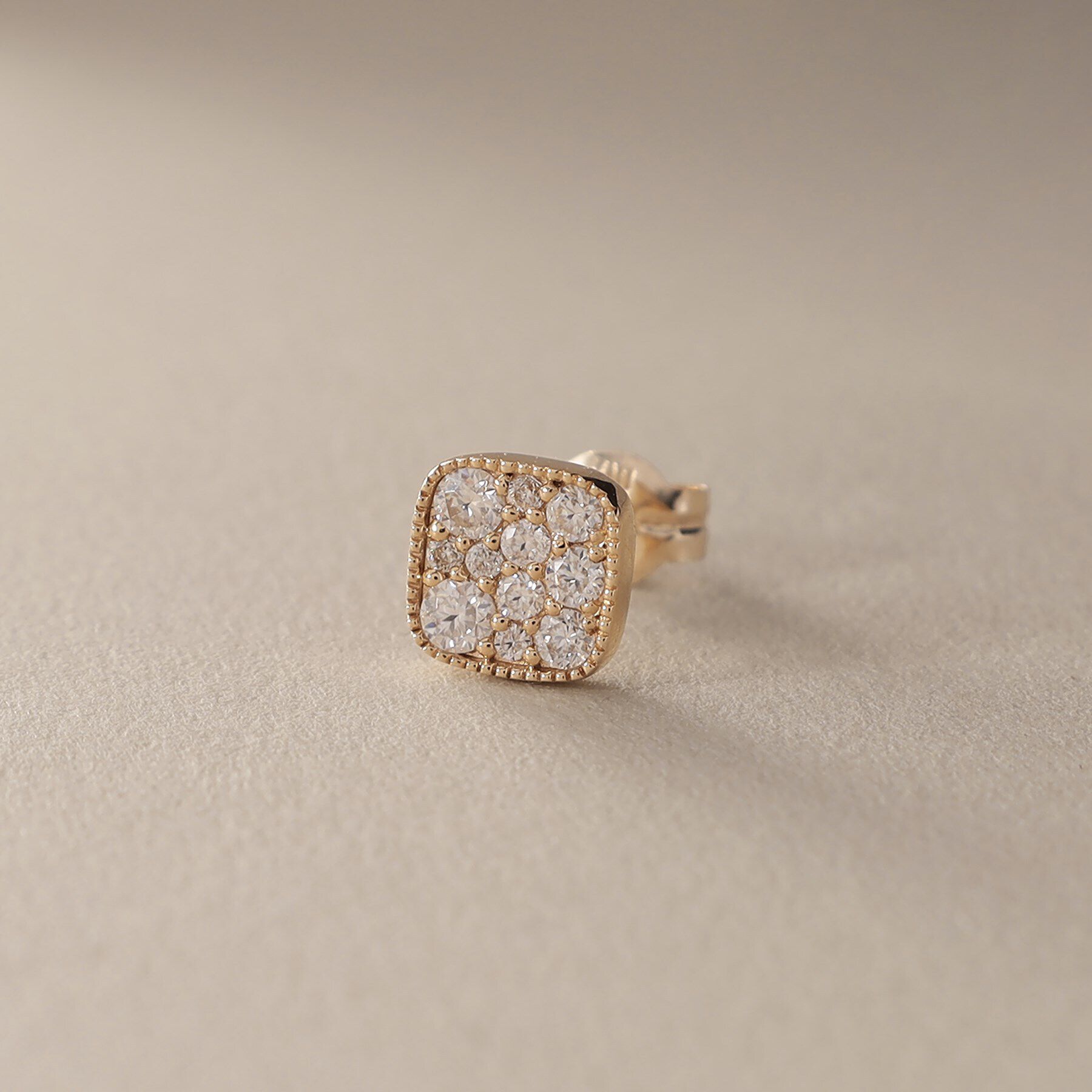 COCOSHNIK「K10【サステナブル】モアサナイトランダムパヴェスクエア スタッドピアス」|ピアス|