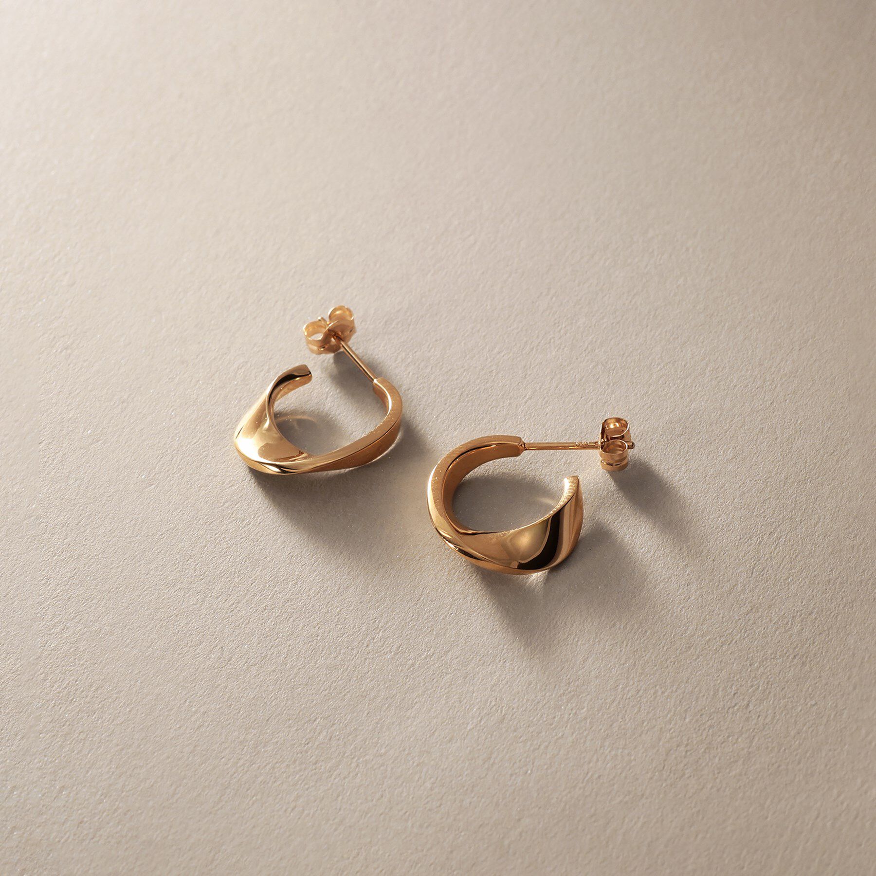 COCOSHNIK「K10平甲ひねりフープ スタッドピアス」|ピアス|